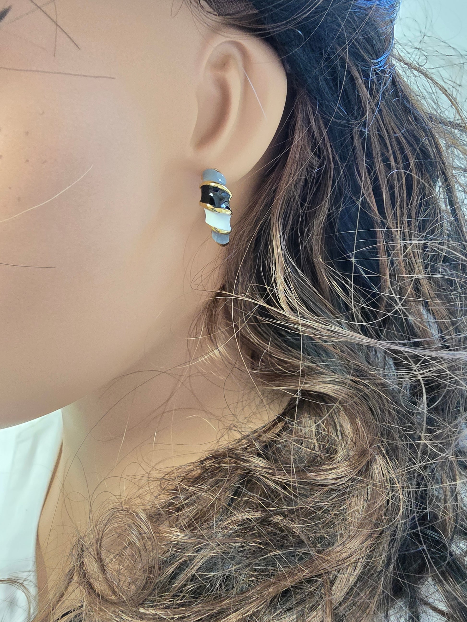 Bouclee d'oreilles MAE