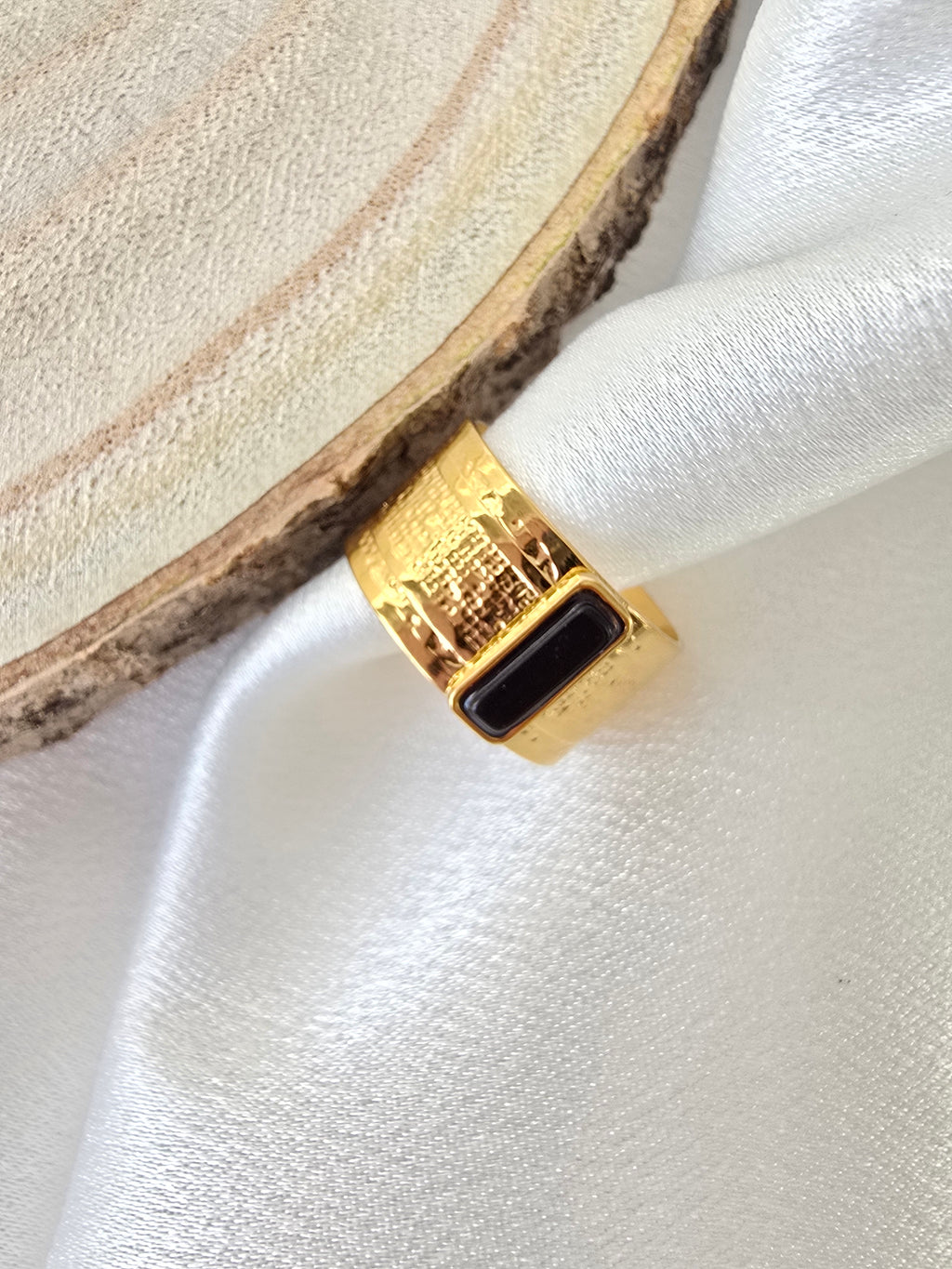 Bague ADY Martelée Pierre ONYX Rectangulaire - Acier Inoxydable doré / Or et Ame Bijoux