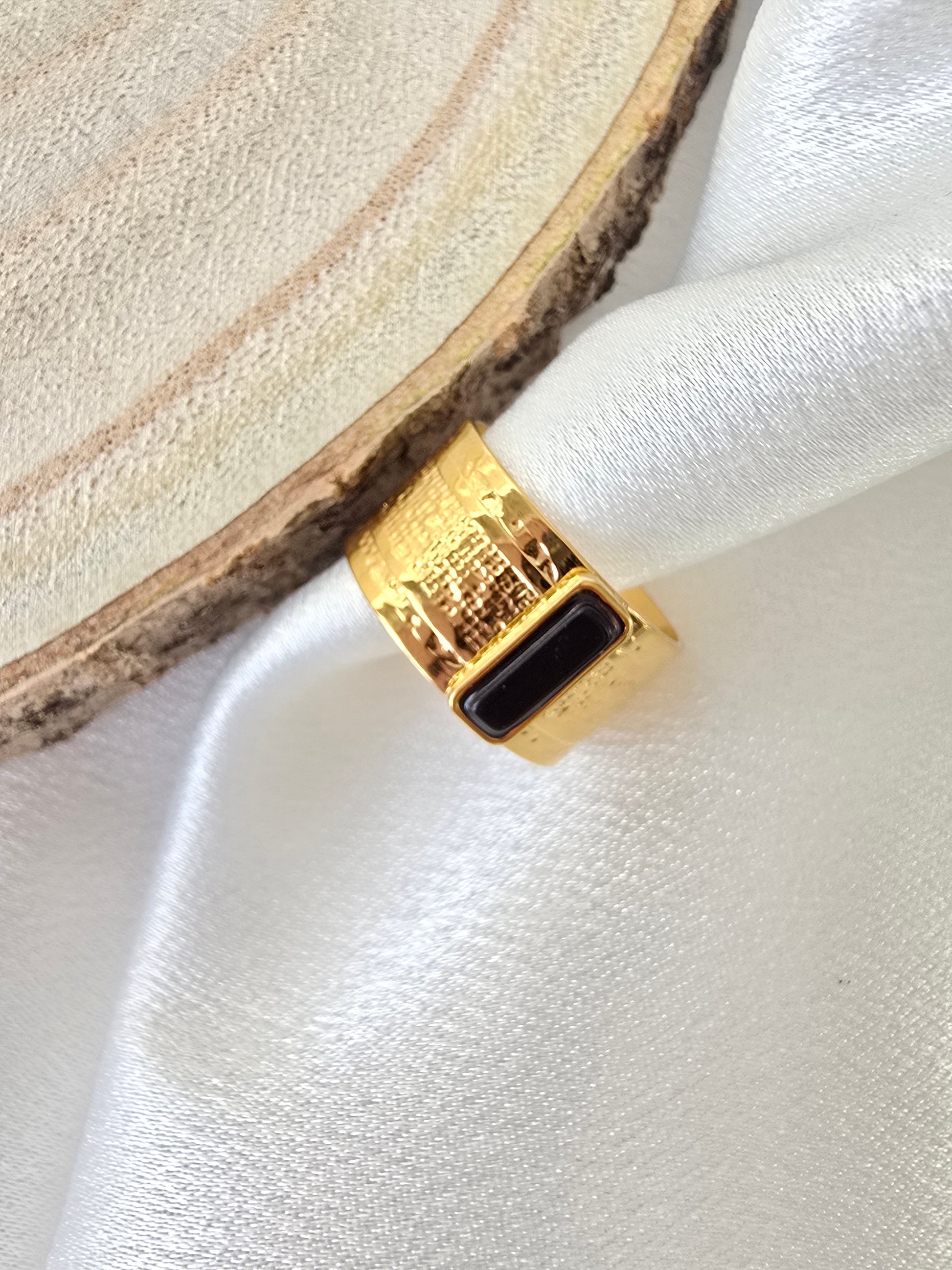 Bague ADY Martelée Pierre ONYX Rectangulaire - Acier Inoxydable doré / Or et Ame Bijoux