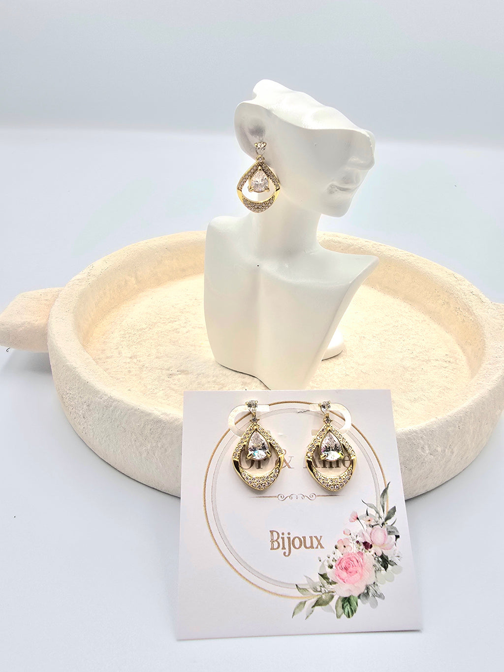 Boucles d'Oreilles Bora - Puces Zirconium Blanc Dorées - Élégance Discrète | Or et Âme