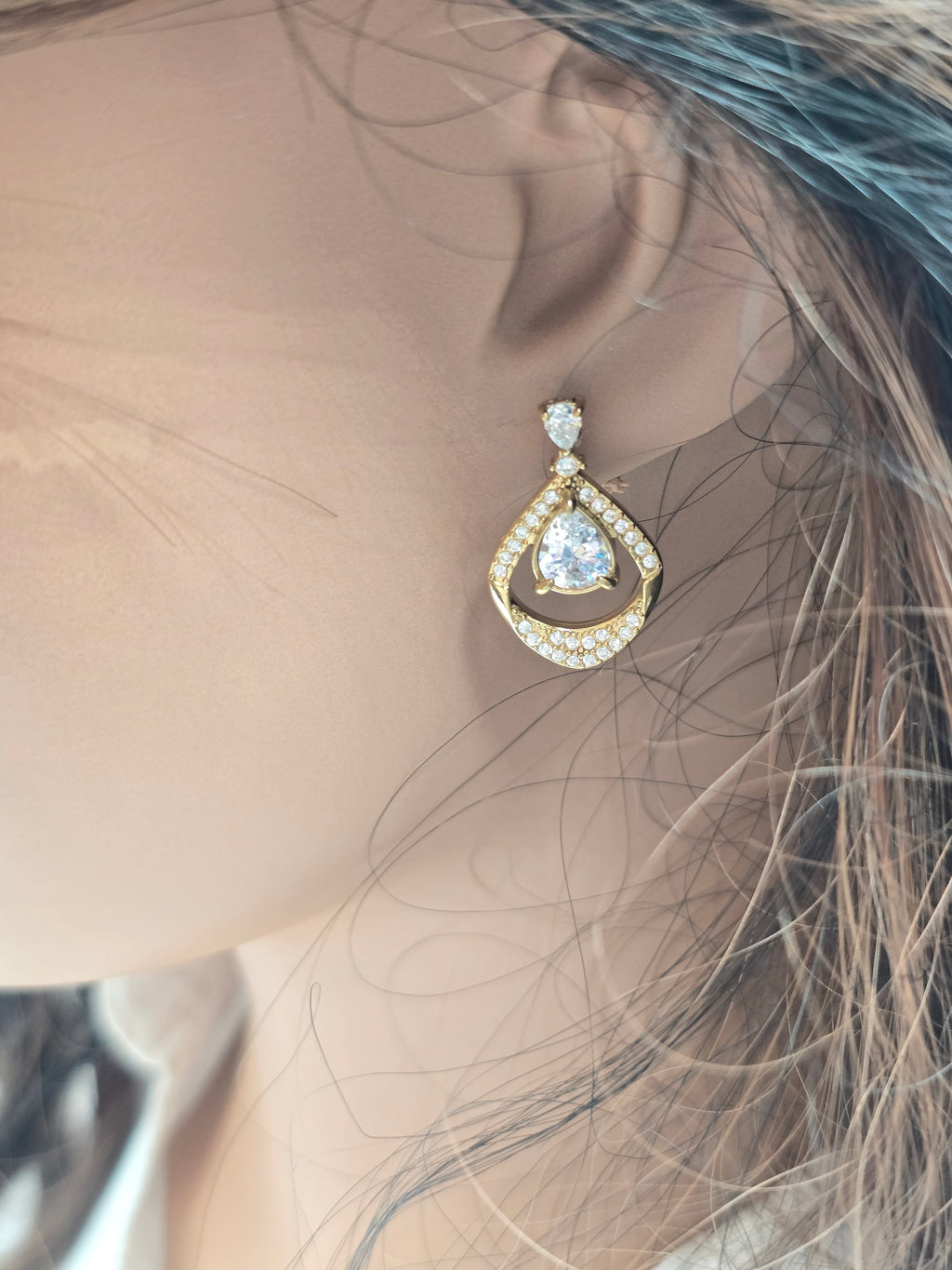 Boucles d'Oreilles Bora - Puces Zirconium Blanc Dorées - Élégance Discrète | Or et Âme