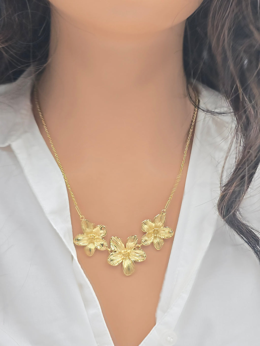 Collier Athena - Chaîne Dorée 3 Fleurs - Acier Inoxydable | Or et Âme Bijoux