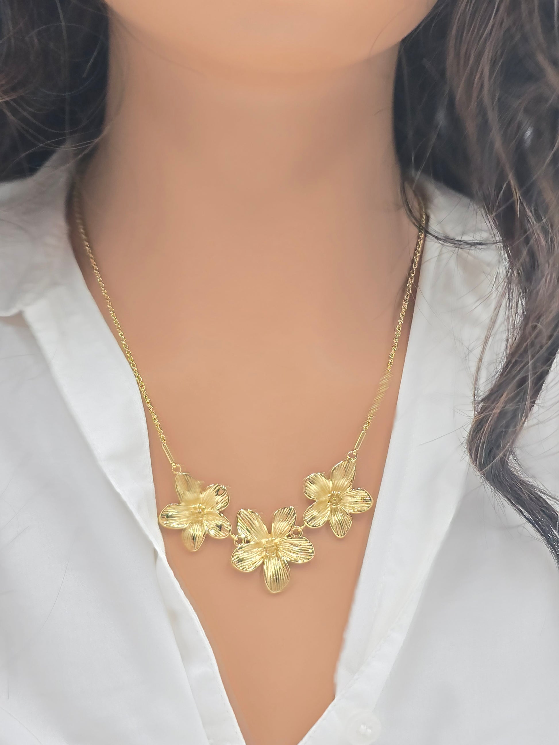 Collier Athena - Chaîne Dorée 3 Fleurs - Acier Inoxydable | Or et Âme Bijoux