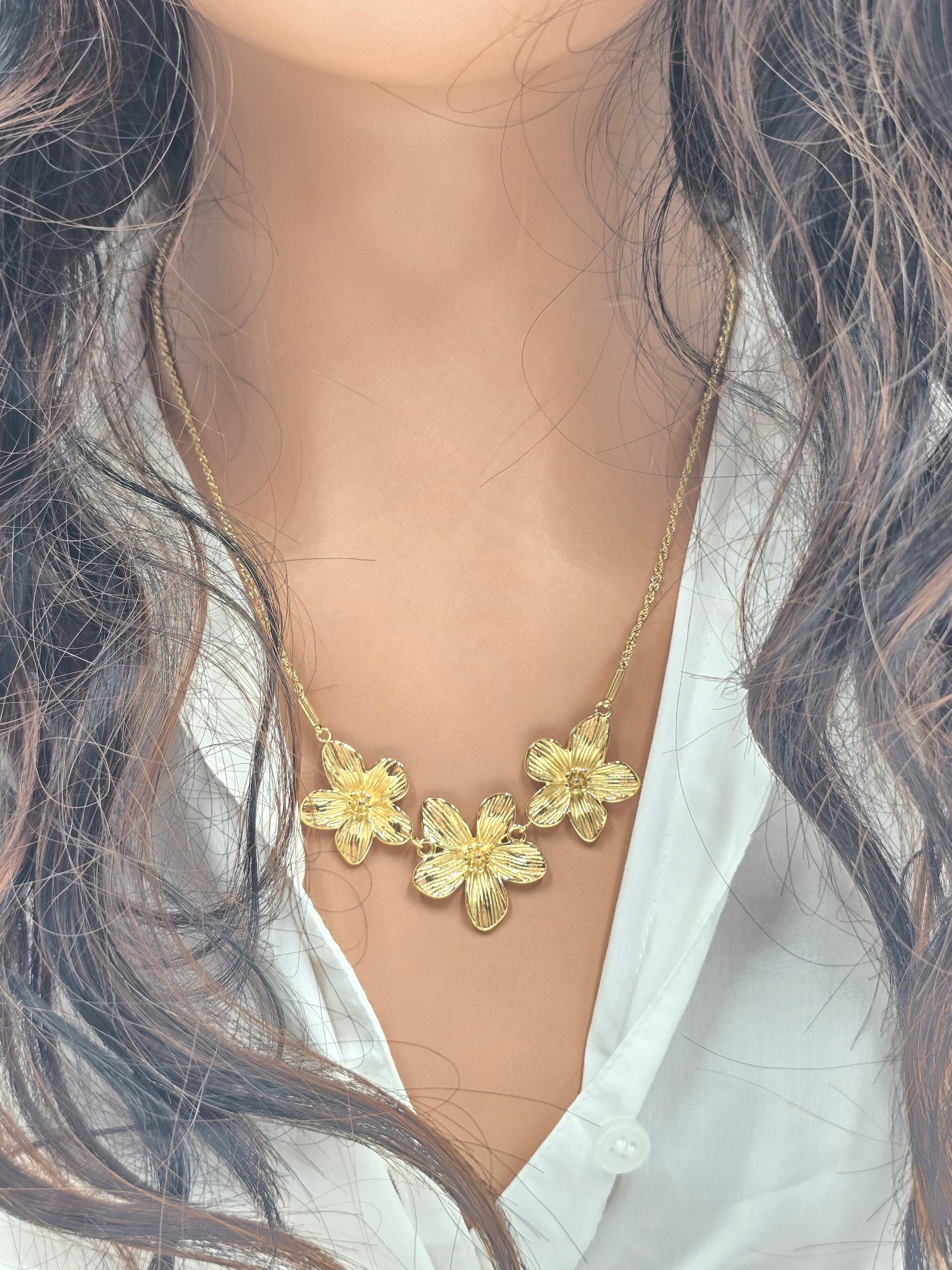 Collier Athena - Chaîne Dorée 3 Fleurs - Acier Inoxydable | Or et Âme Bijoux