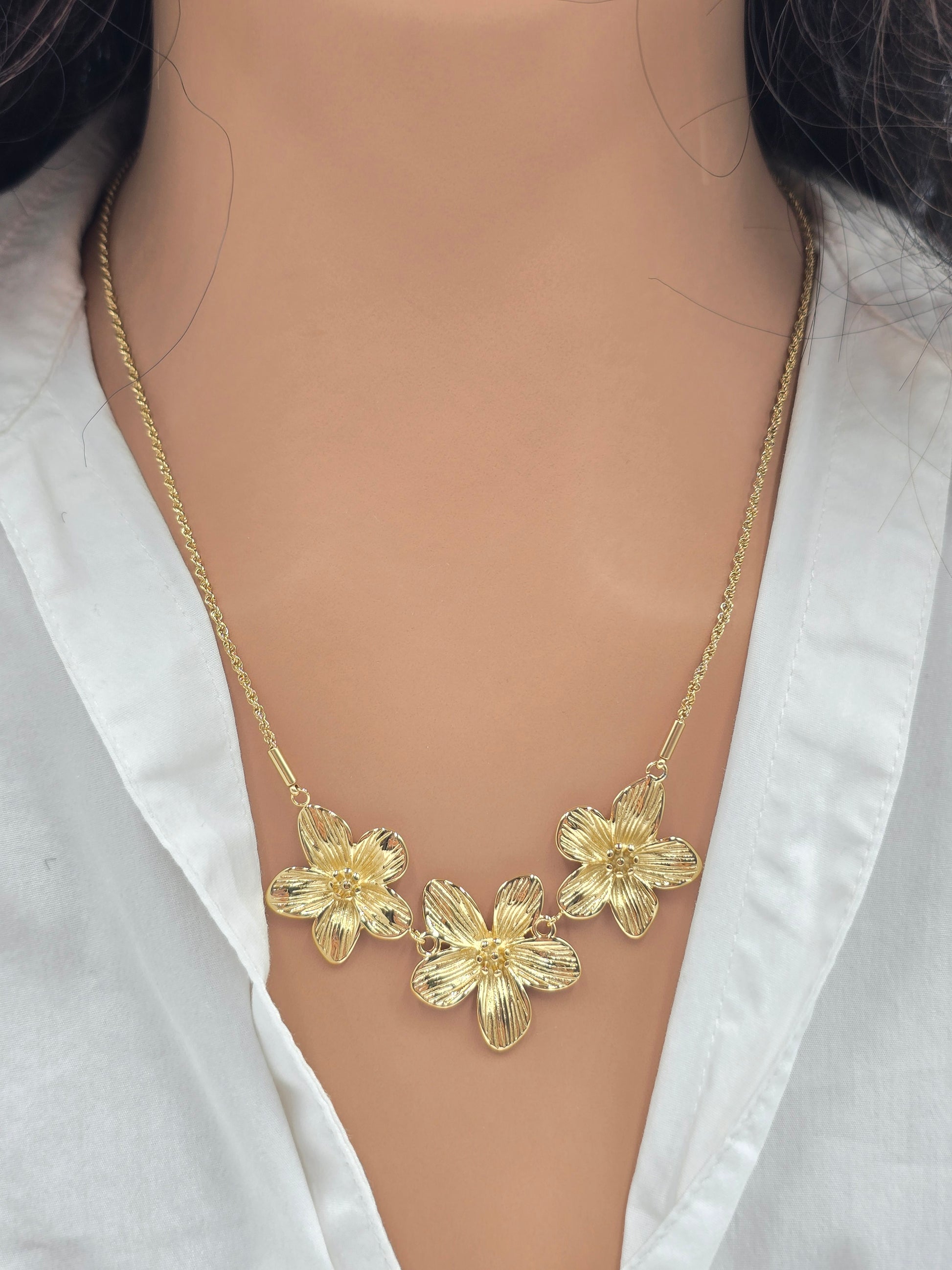 Collier Athena - Chaîne Dorée 3 Fleurs - Acier Inoxydable | Or et Âme Bijoux