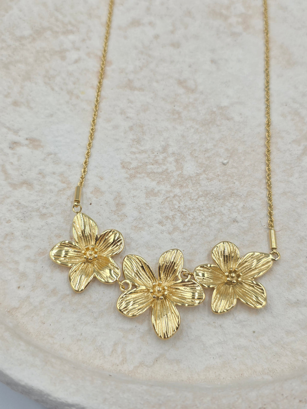 Collier Athena - Chaîne Dorée 3 Fleurs - Acier Inoxydable | Or et Âme Bijoux