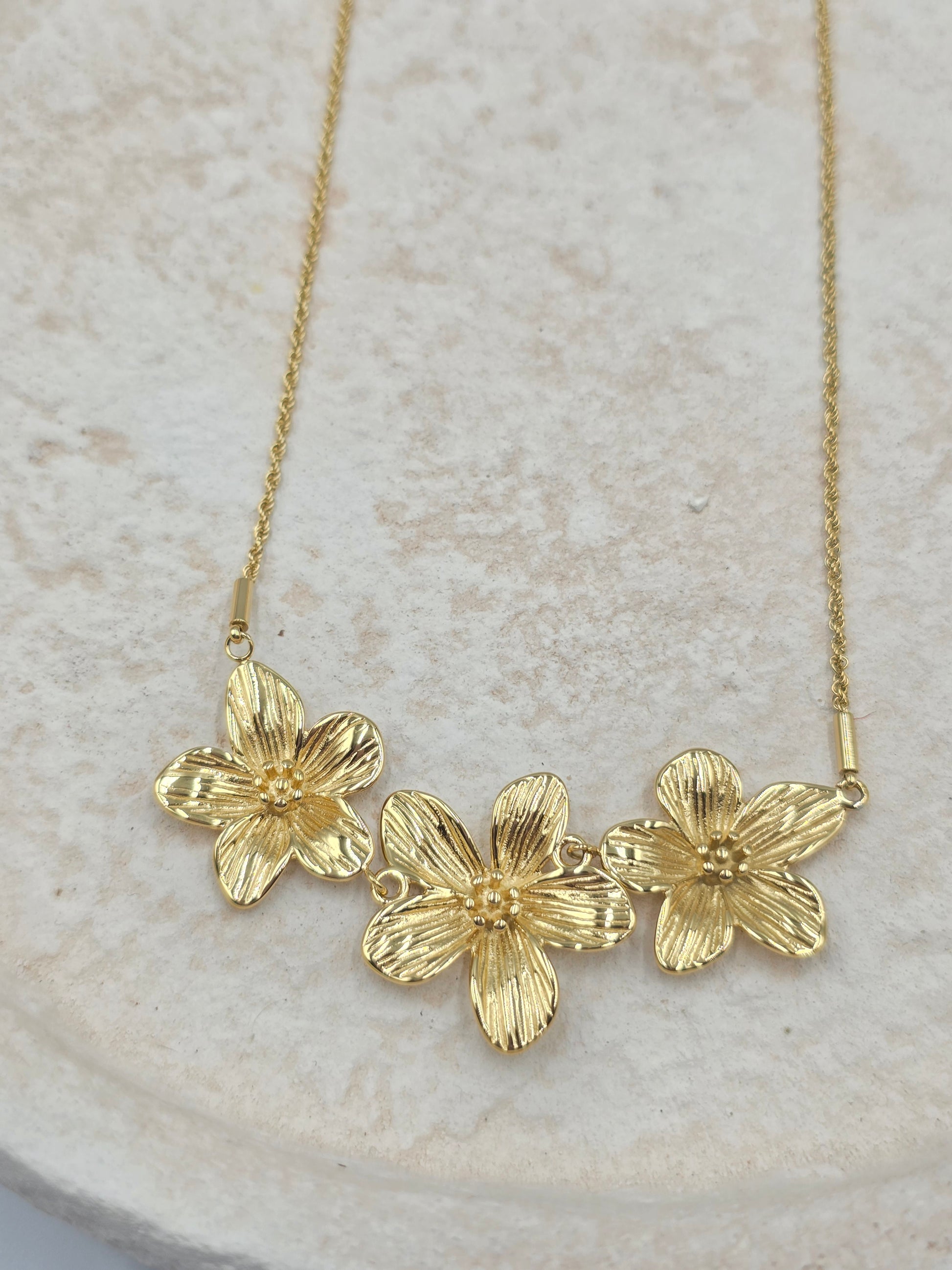 Collier Athena - Chaîne Dorée 3 Fleurs - Acier Inoxydable | Or et Âme Bijoux