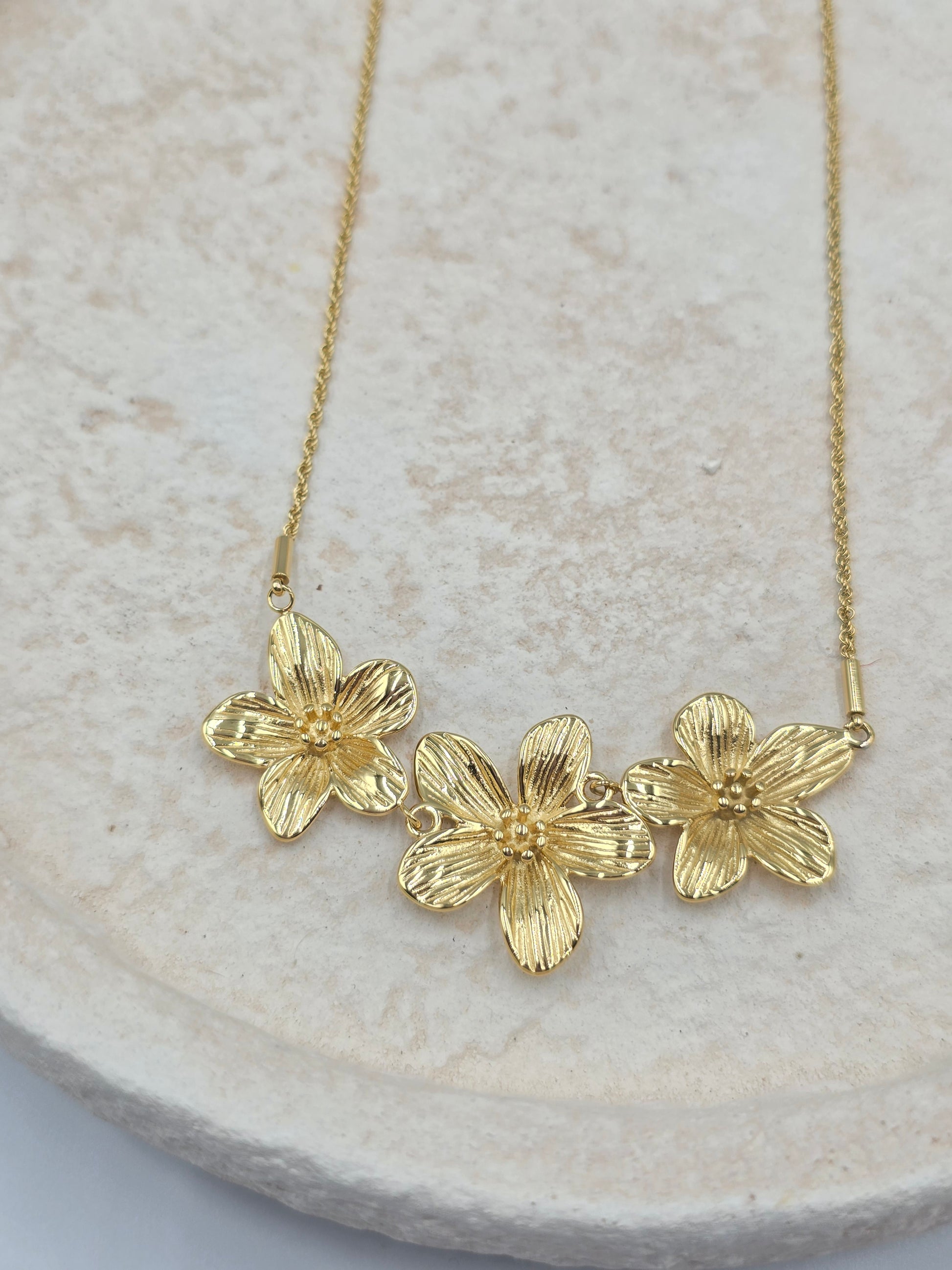 Collier Athena - Chaîne Dorée 3 Fleurs - Acier Inoxydable | Or et Âme Bijoux
