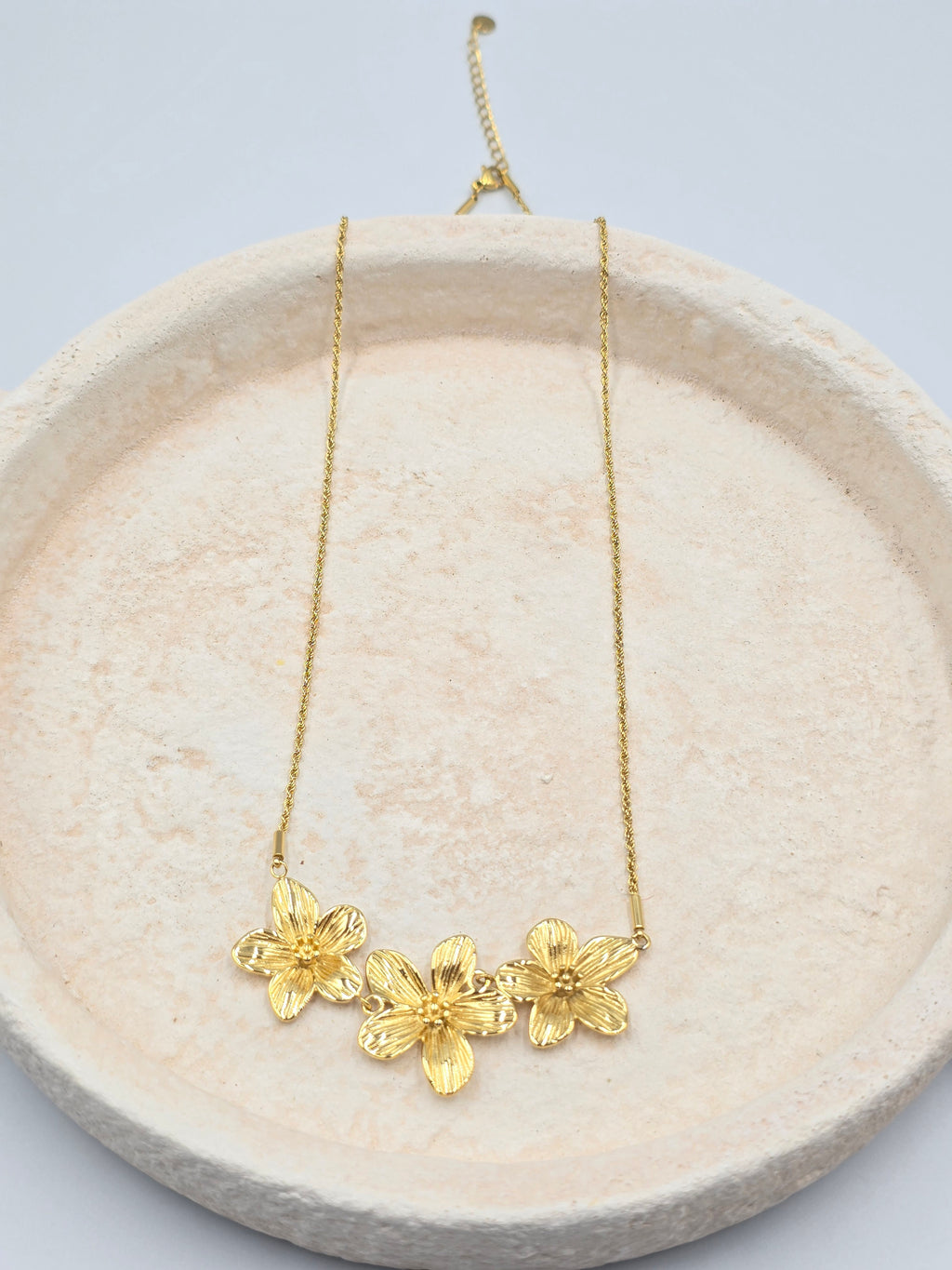 Collier Athena - Chaîne Dorée 3 Fleurs - Acier Inoxydable | Or et Âme Bijoux