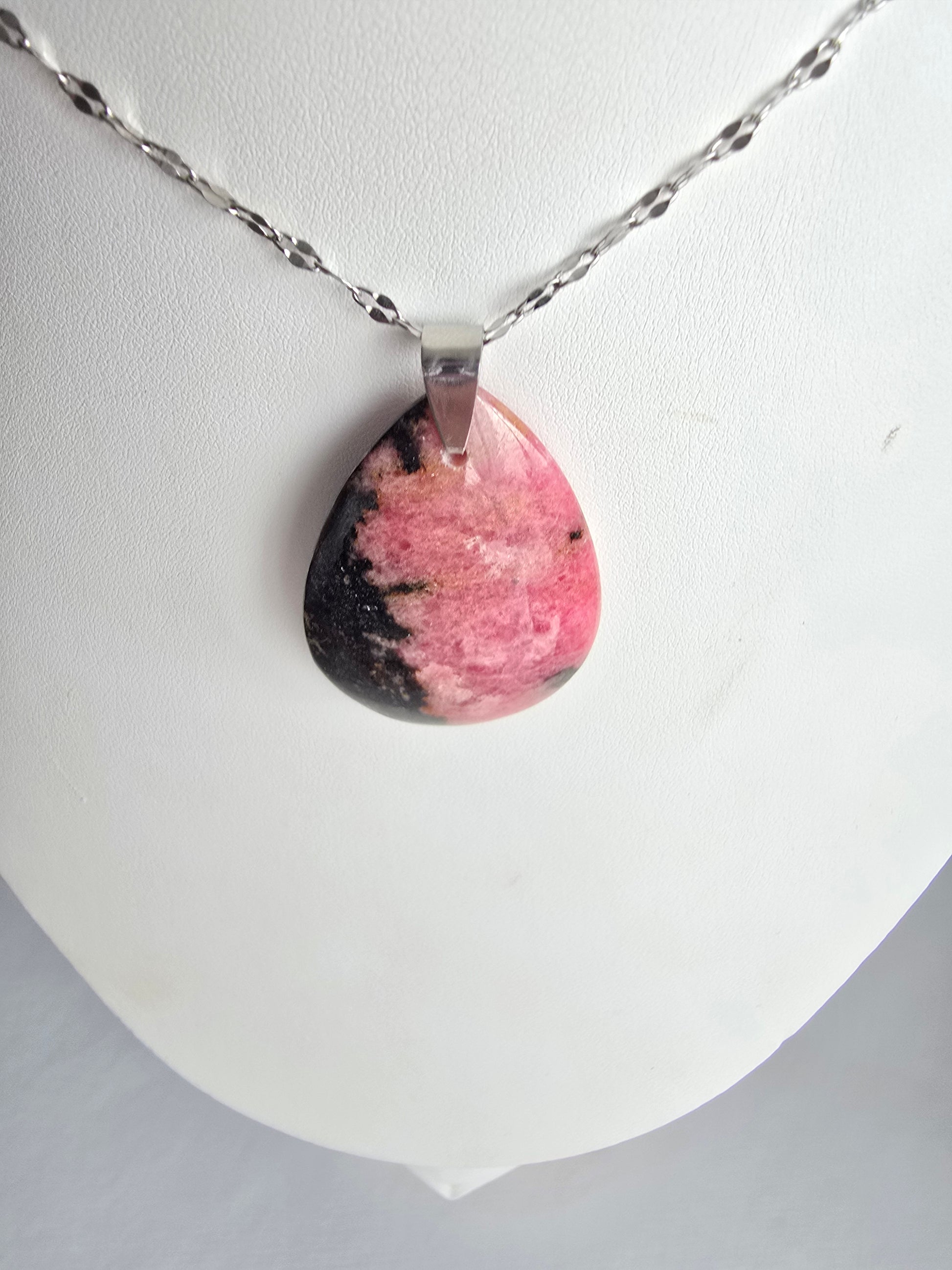 Pendentif Rhodonite Goutte - Pierre Naturelle - Amour & Compassion | Lithothérapie
