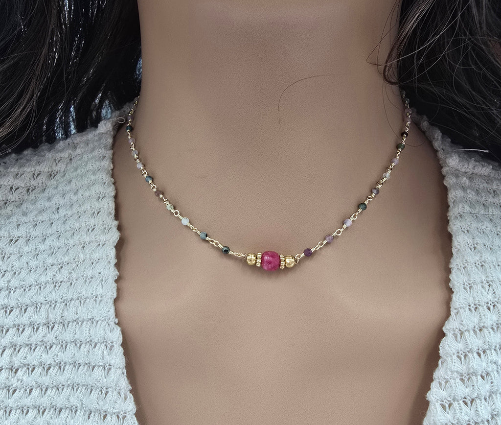 "Collier MAHA - Spiritualité & Protection Améthyste • Tourmaline Colorée • Acier Doré"