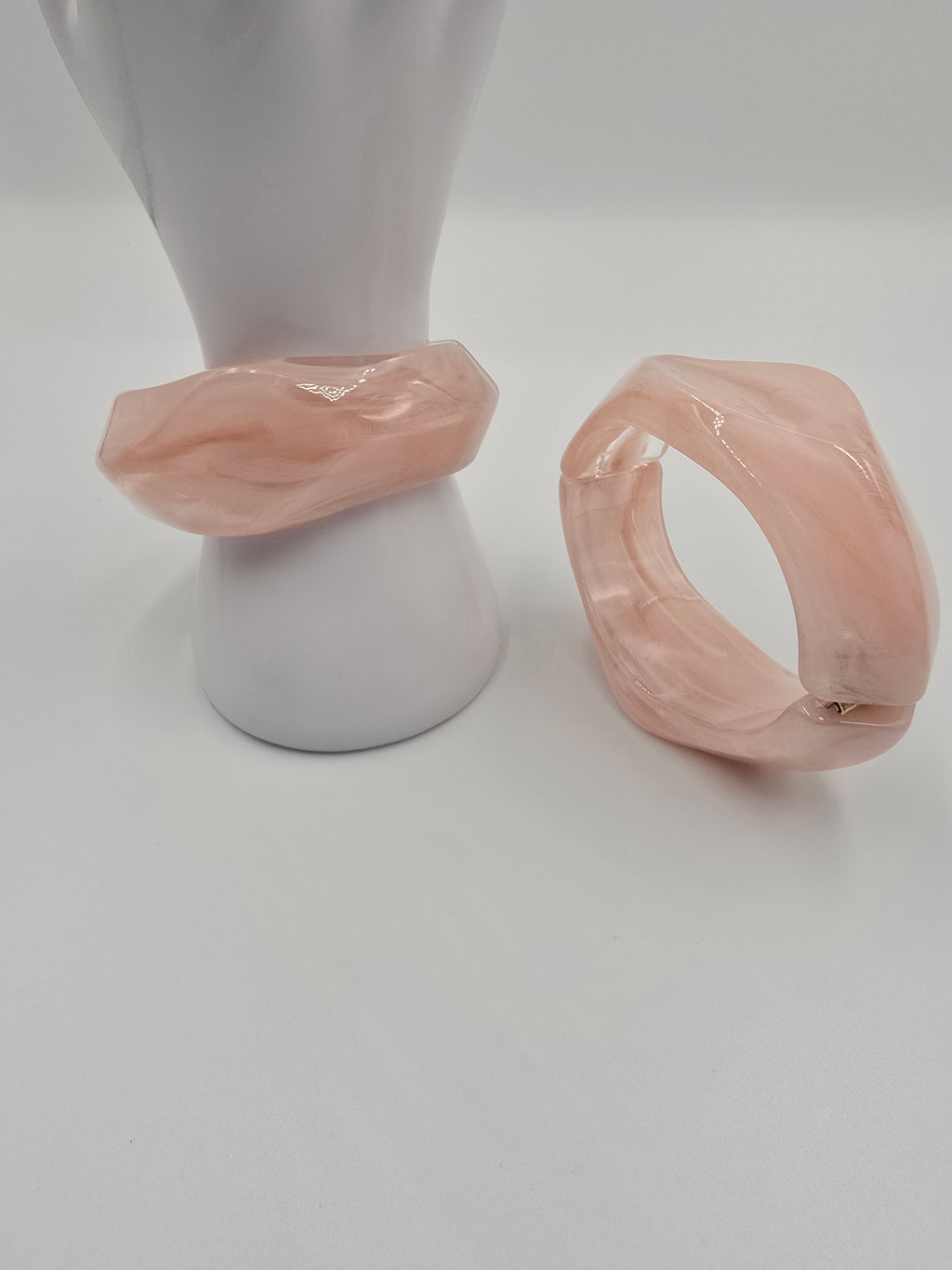 Bracelet ELENA - Jonc Résine Rose Ouvrant - Design Pratique & Élégant