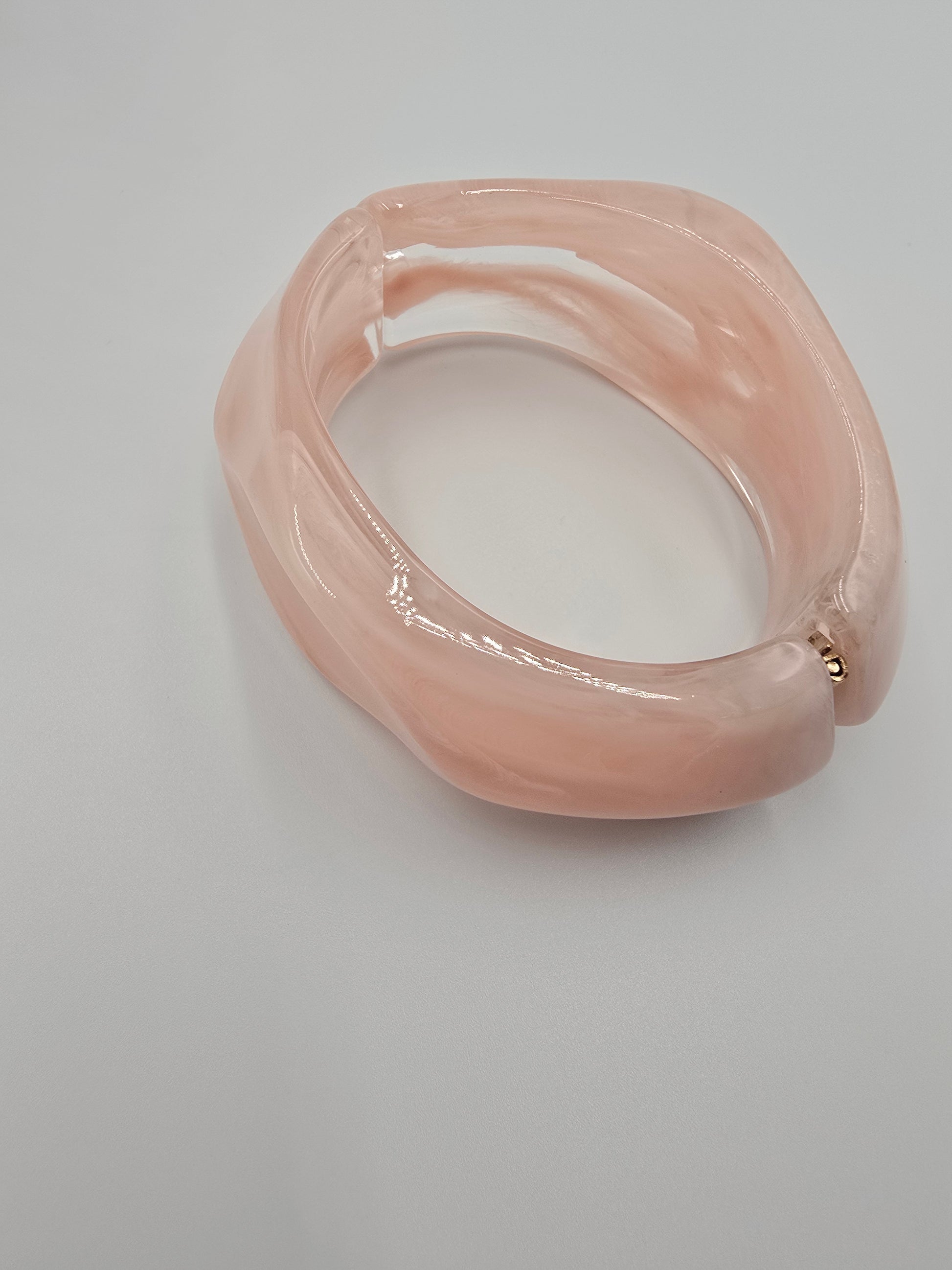 Bracelet ELENA - Jonc Résine Rose Ouvrant - Design Pratique & Élégant