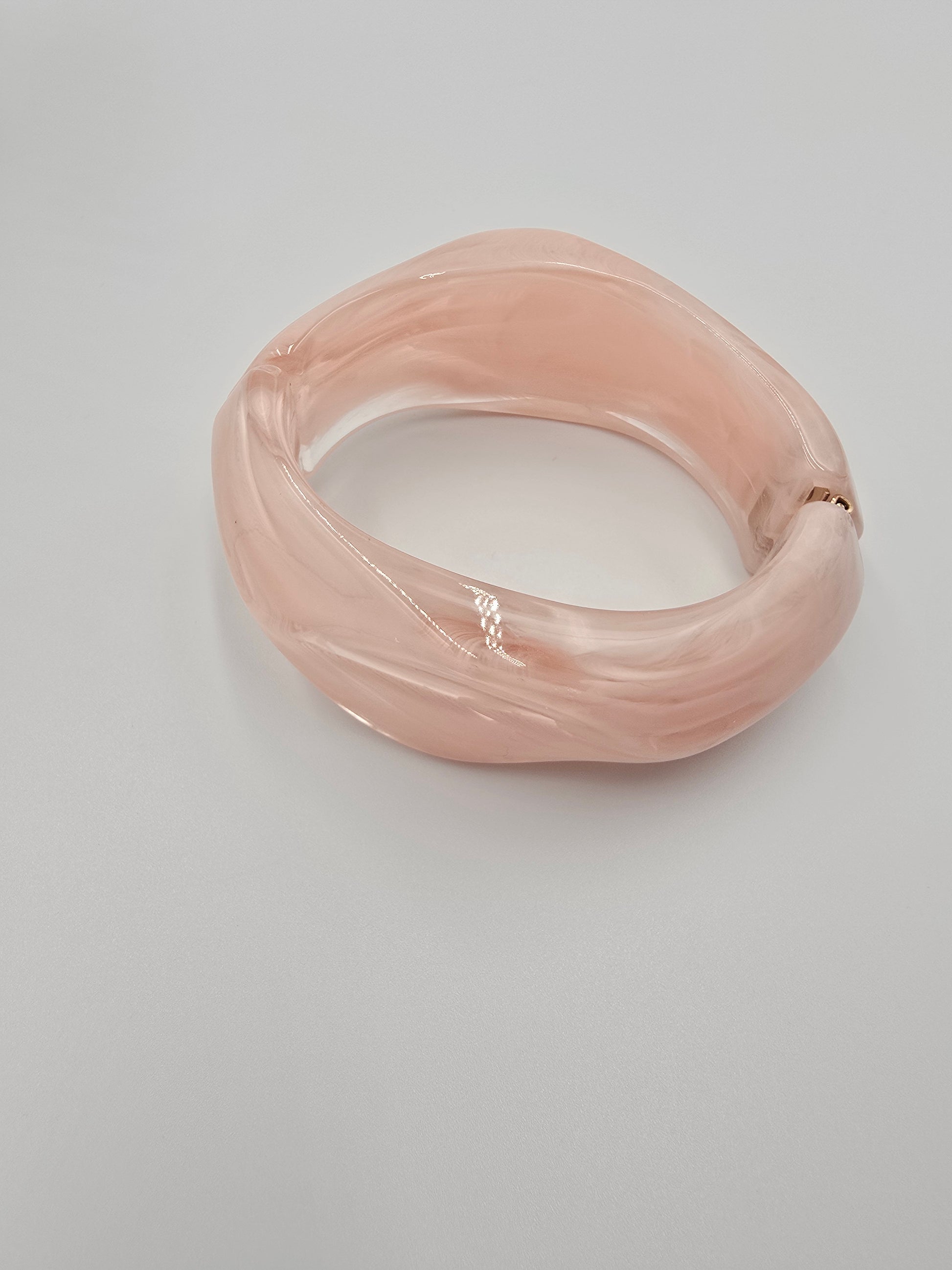Bracelet ELENA - Jonc Résine Rose Ouvrant - Design Pratique & Élégant