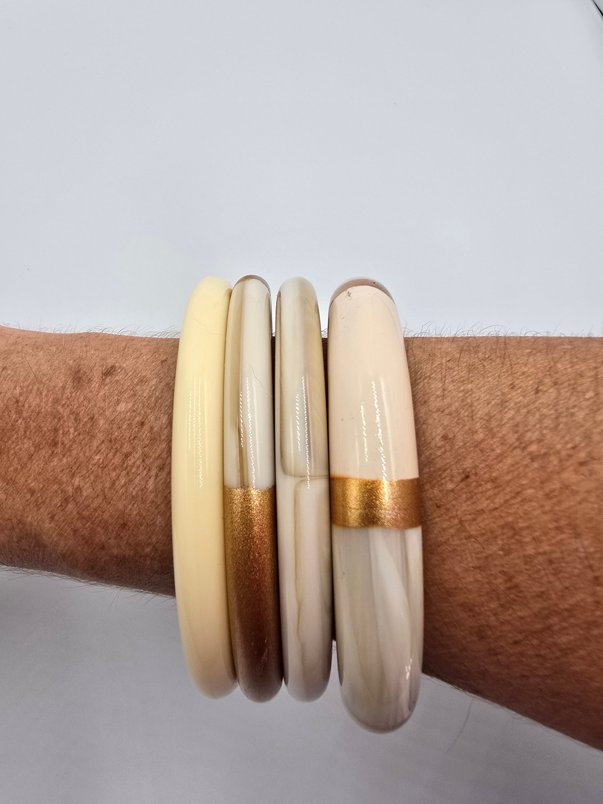 Bracelet NOEMIE - Jonc Résine Bicolore Blanc & Doré - Design Moderne