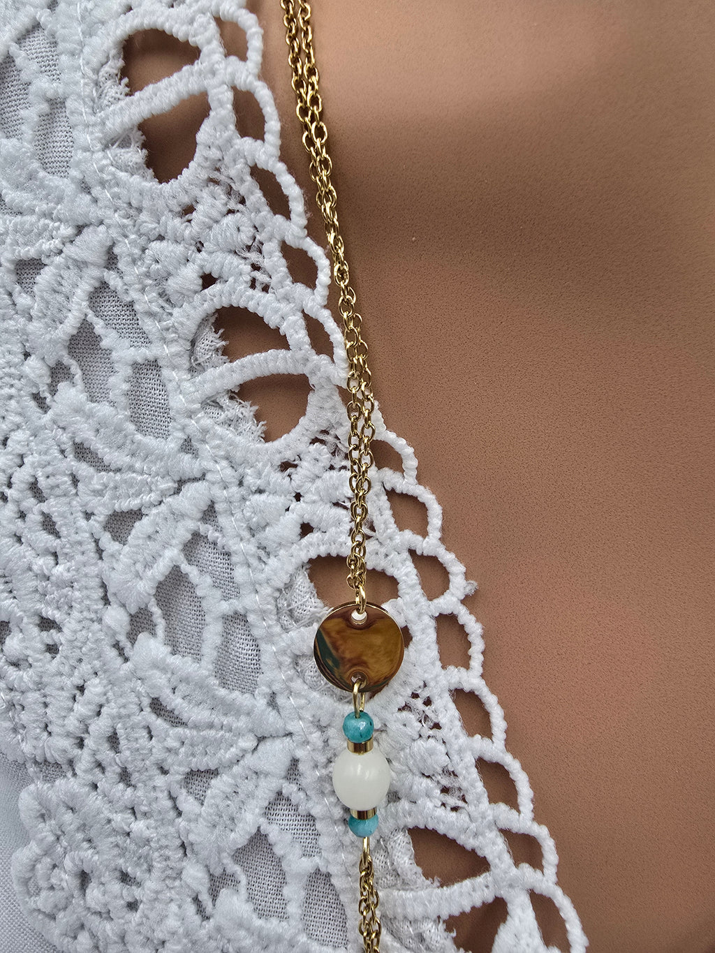 KARINE - Collier Sautoir Doré Perles Turquoises et Blanches Maillons Ovales