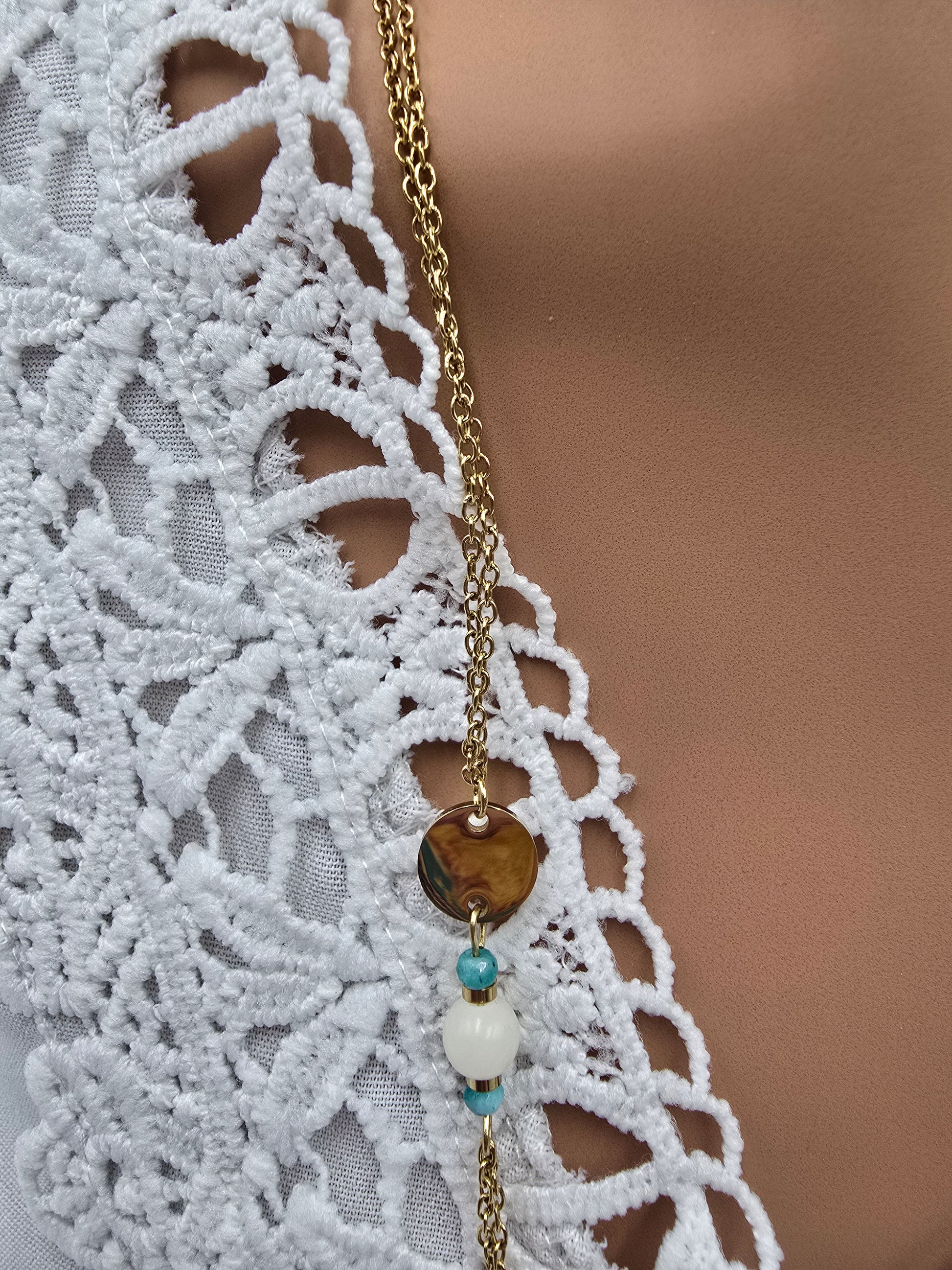 KARINE - Collier Sautoir Doré Perles Turquoises et Blanches Maillons Ovales