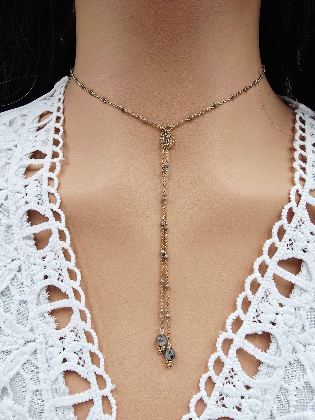 Collier Linda – Chaîne en Y Émaillée & Pierres Naturelles