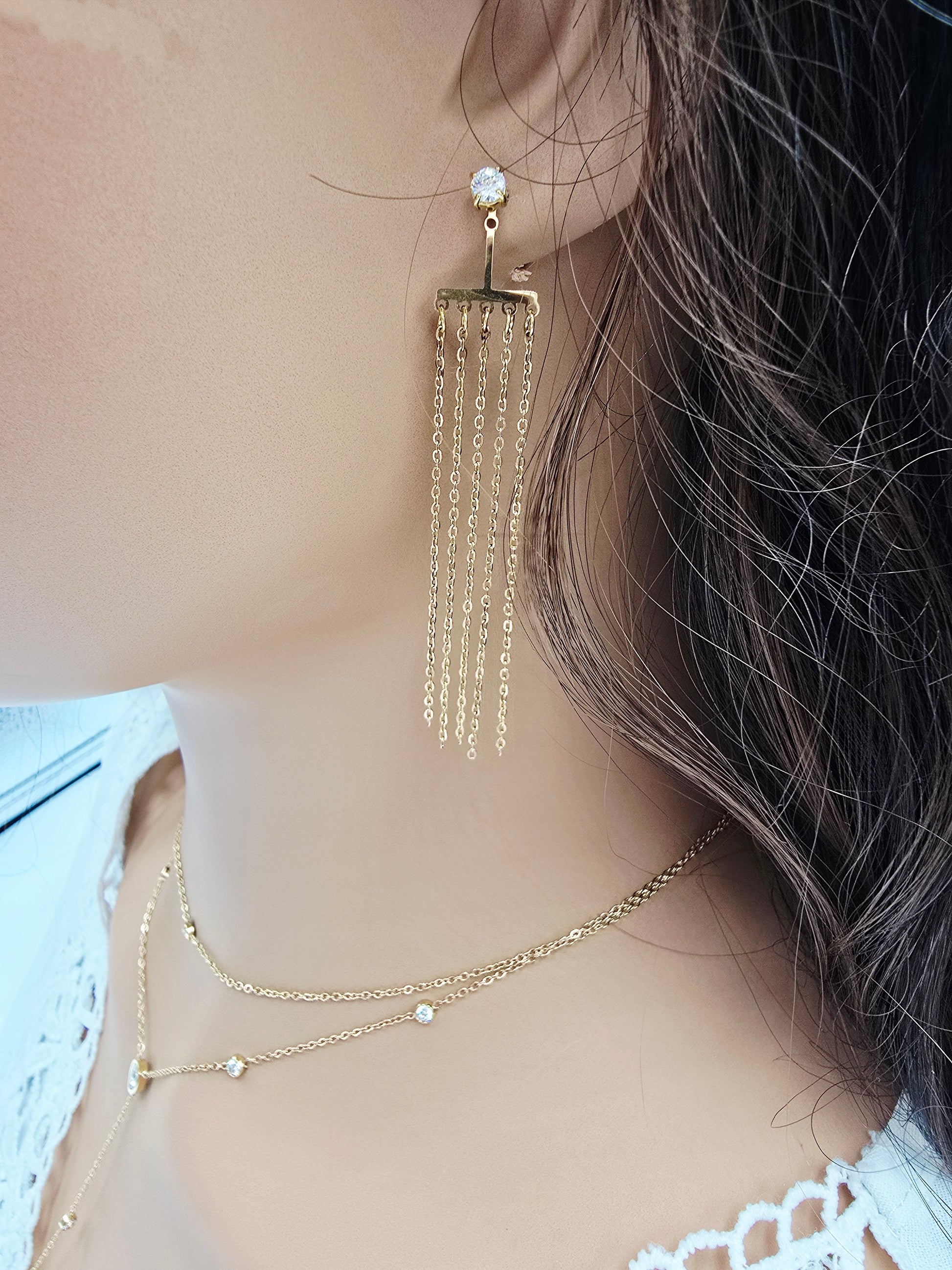 Boucles d'Oreilles DIVINA — Puces Strass & Chaînes Pendantes Dorées