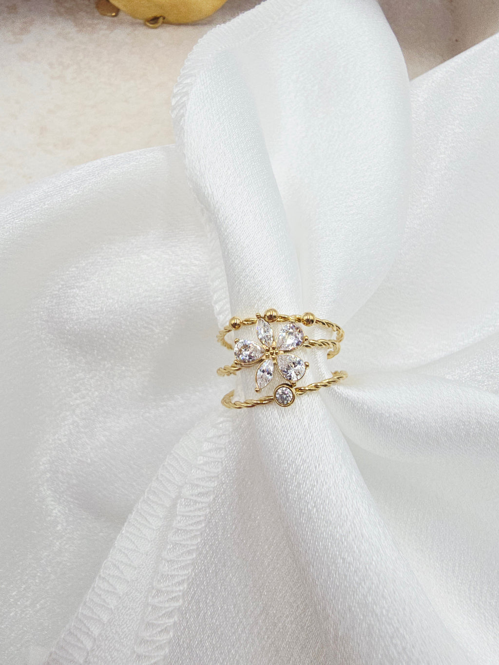 Bague Maya – 3 Anneaux Torsadés & Fleur de Zirconium