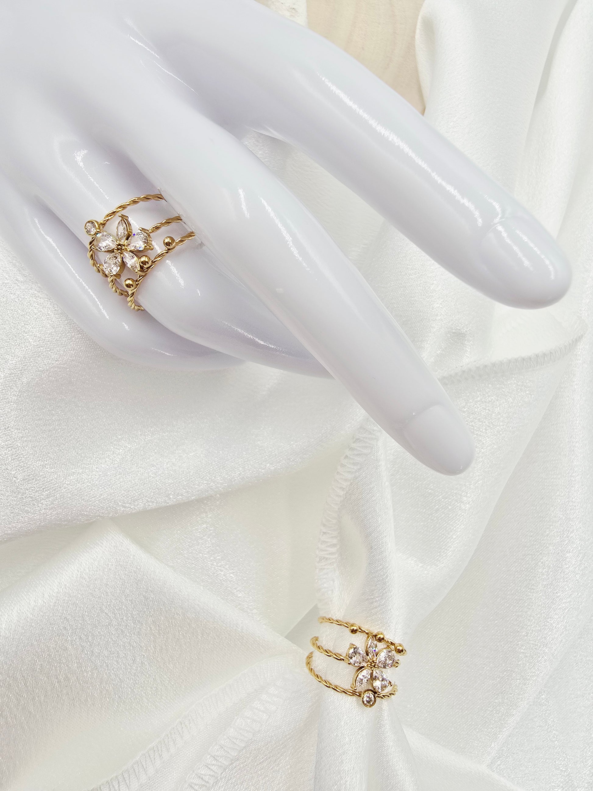 Bague Maya – 3 Anneaux Torsadés & Fleur de Zirconium