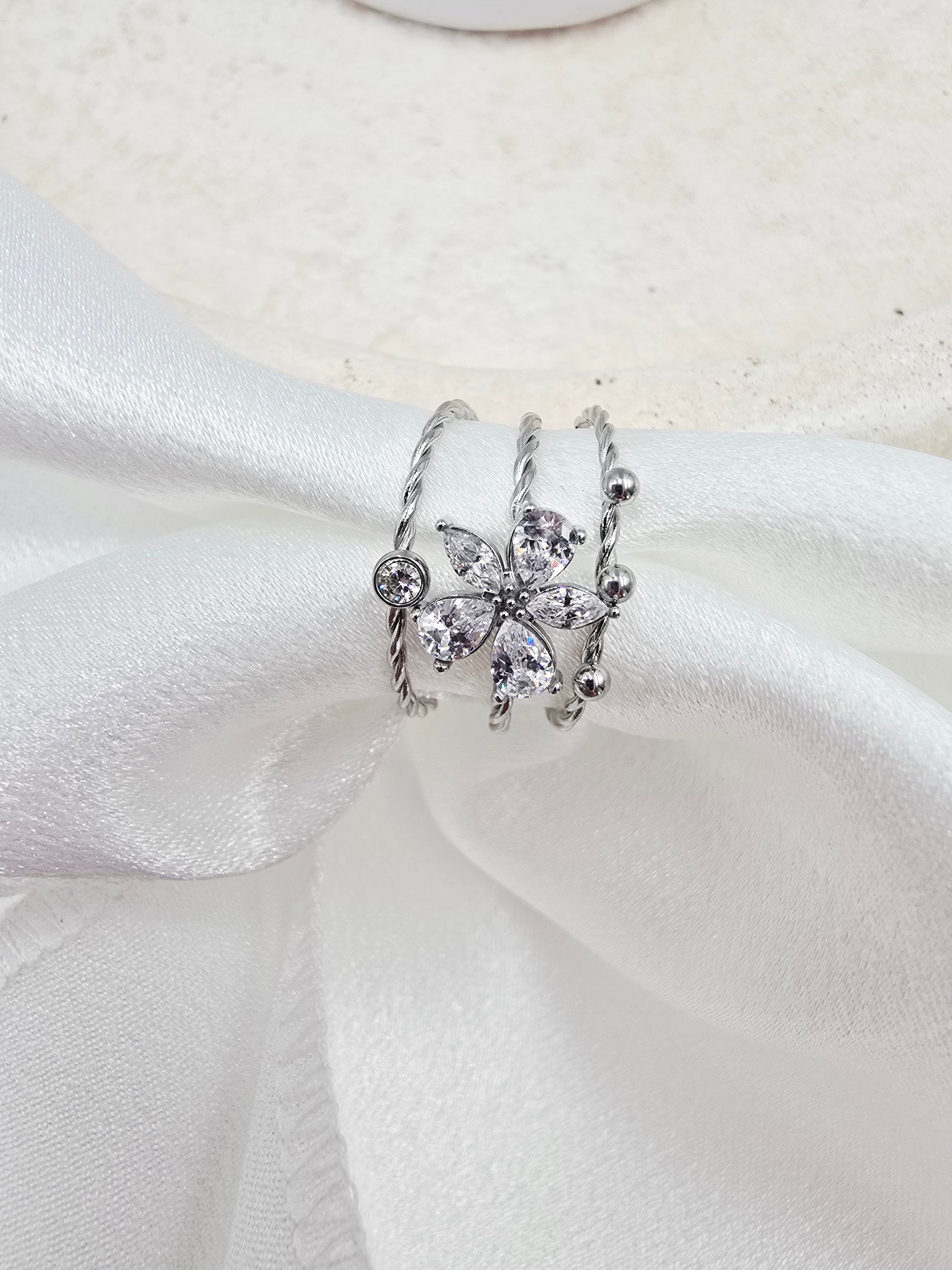 Bague Maya – 3 Anneaux Torsadés & Fleur de Zirconium