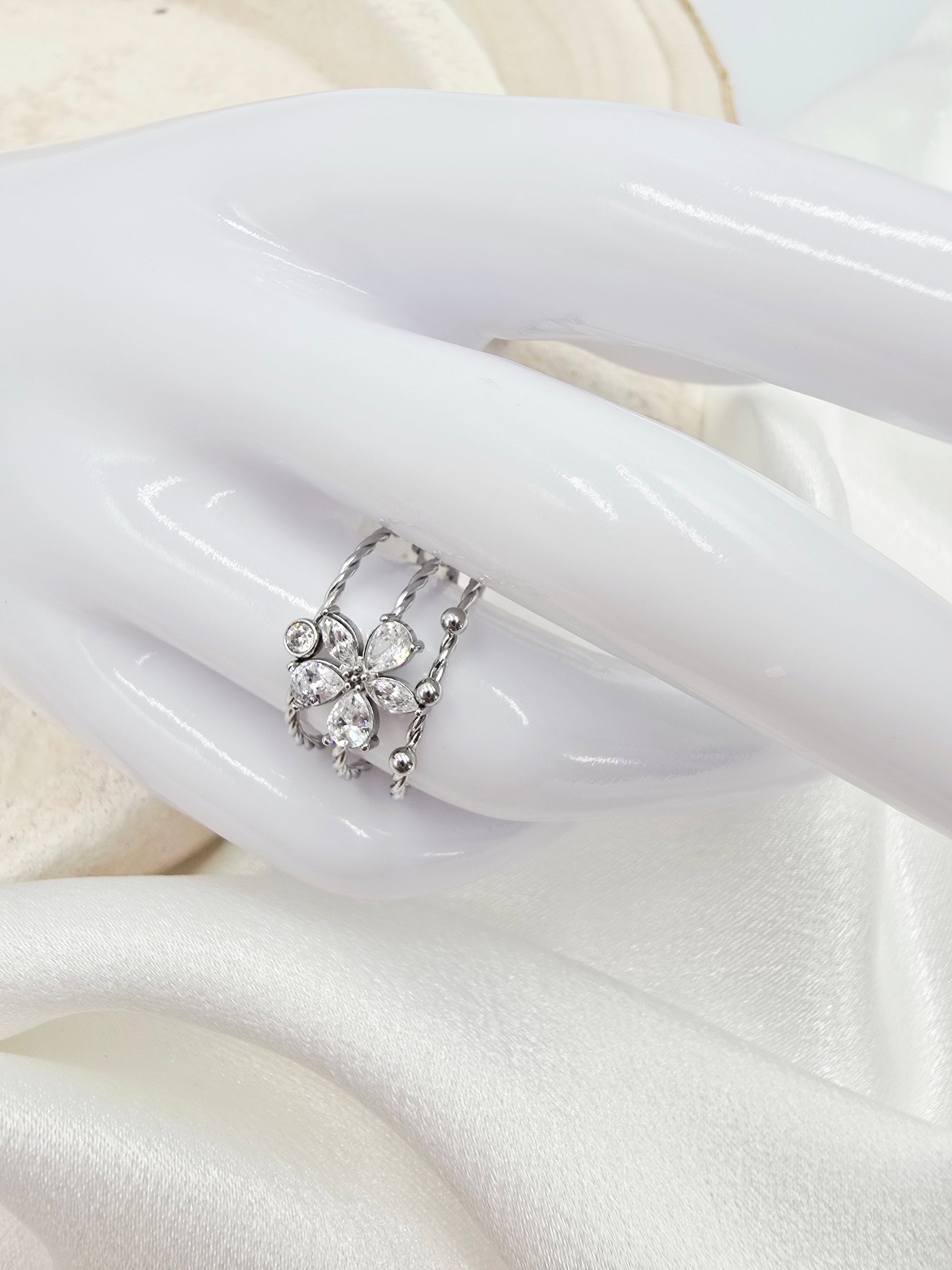 Bague Maya – 3 Anneaux Torsadés & Fleur de Zirconium