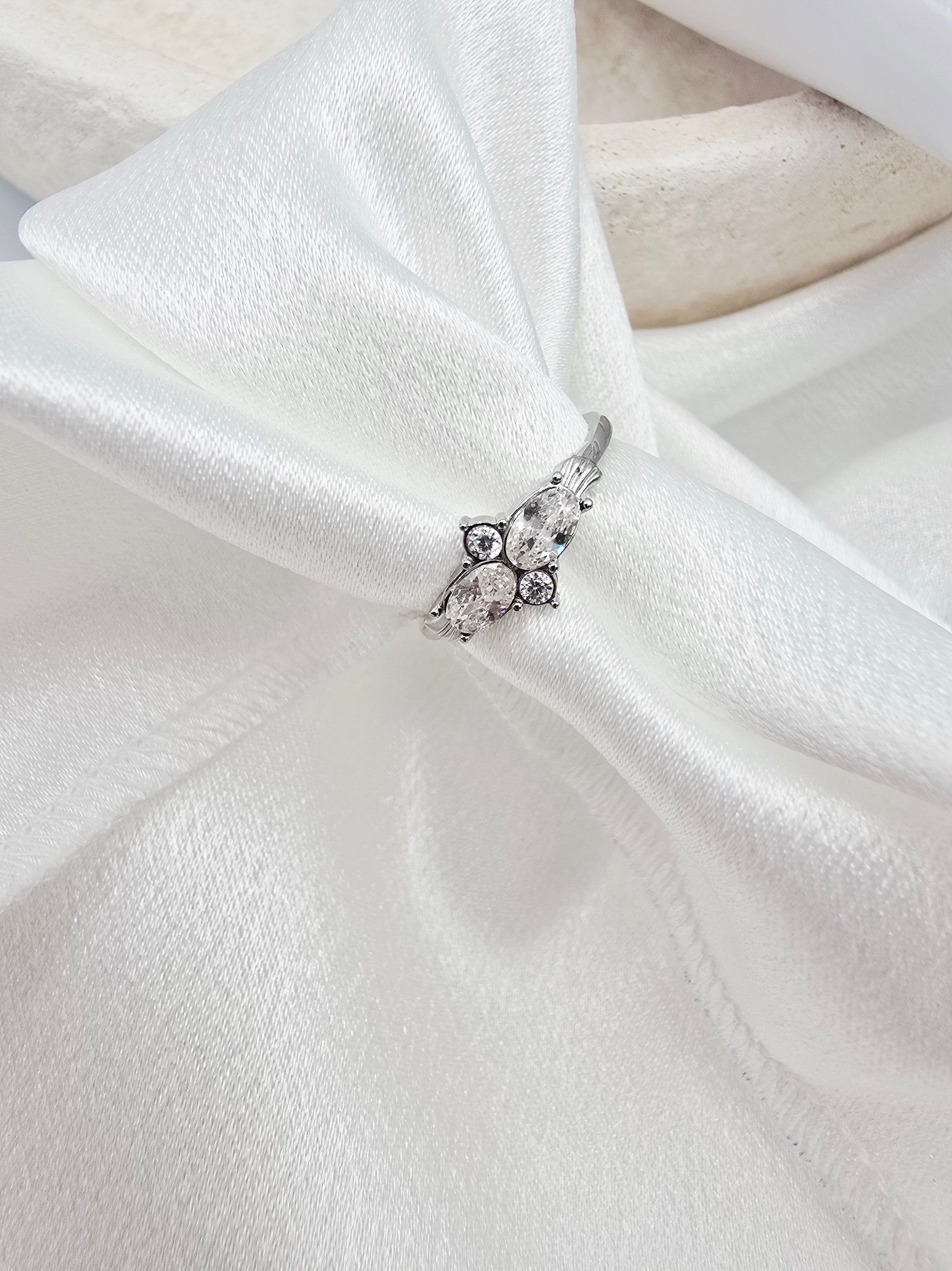 Bague BELLY – Strass Ovales & Ronds Dorée Ajustable