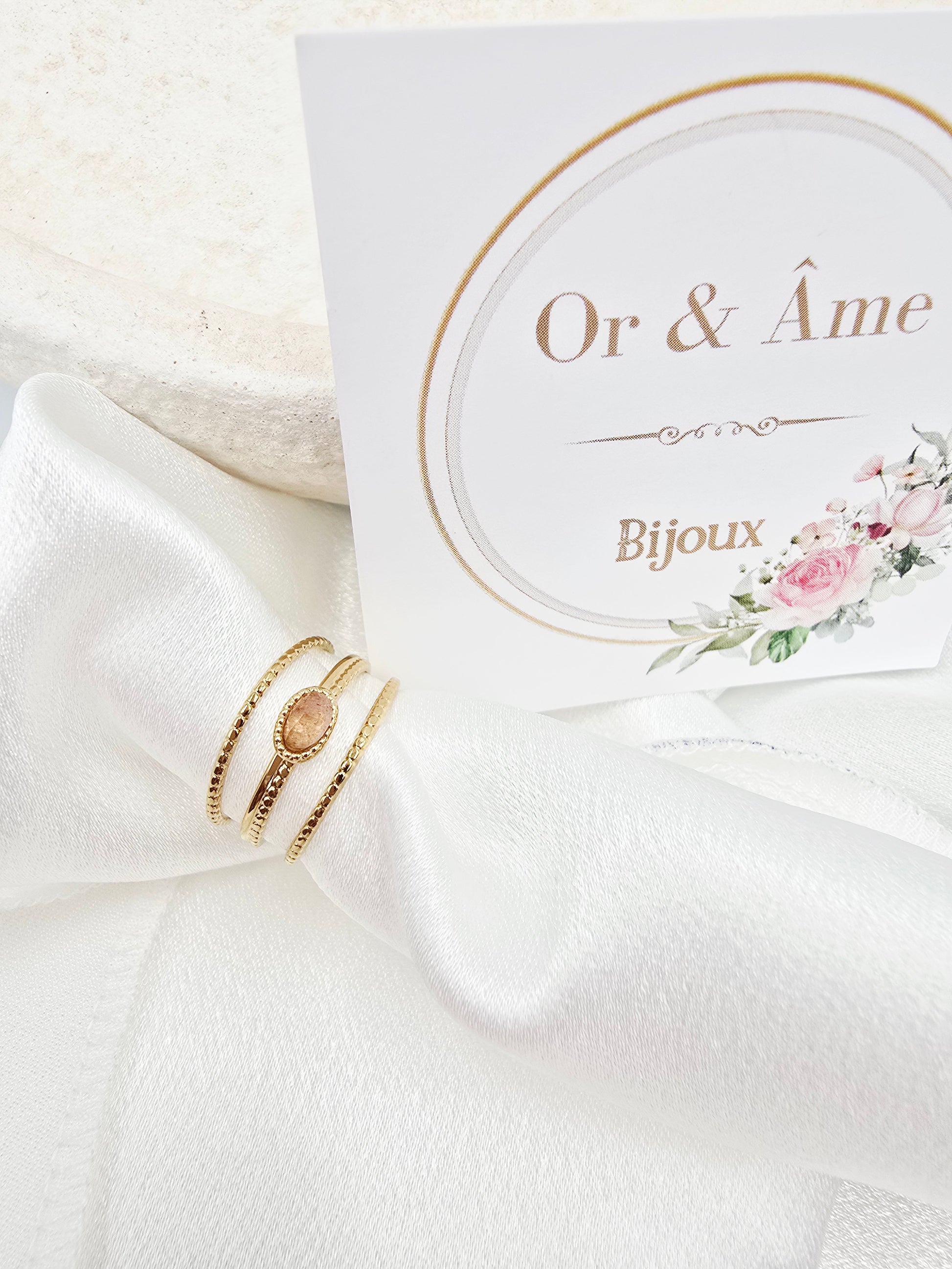 Bague Elisa – 3 Anneaux Striés & Pierre Naturelle Ovale