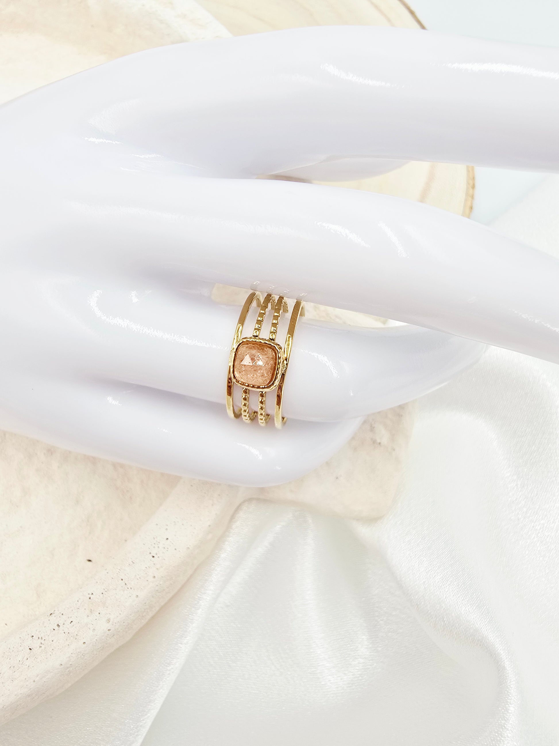 Bague Amaé – 4 Rangs & Pierre Naturelle Carrée