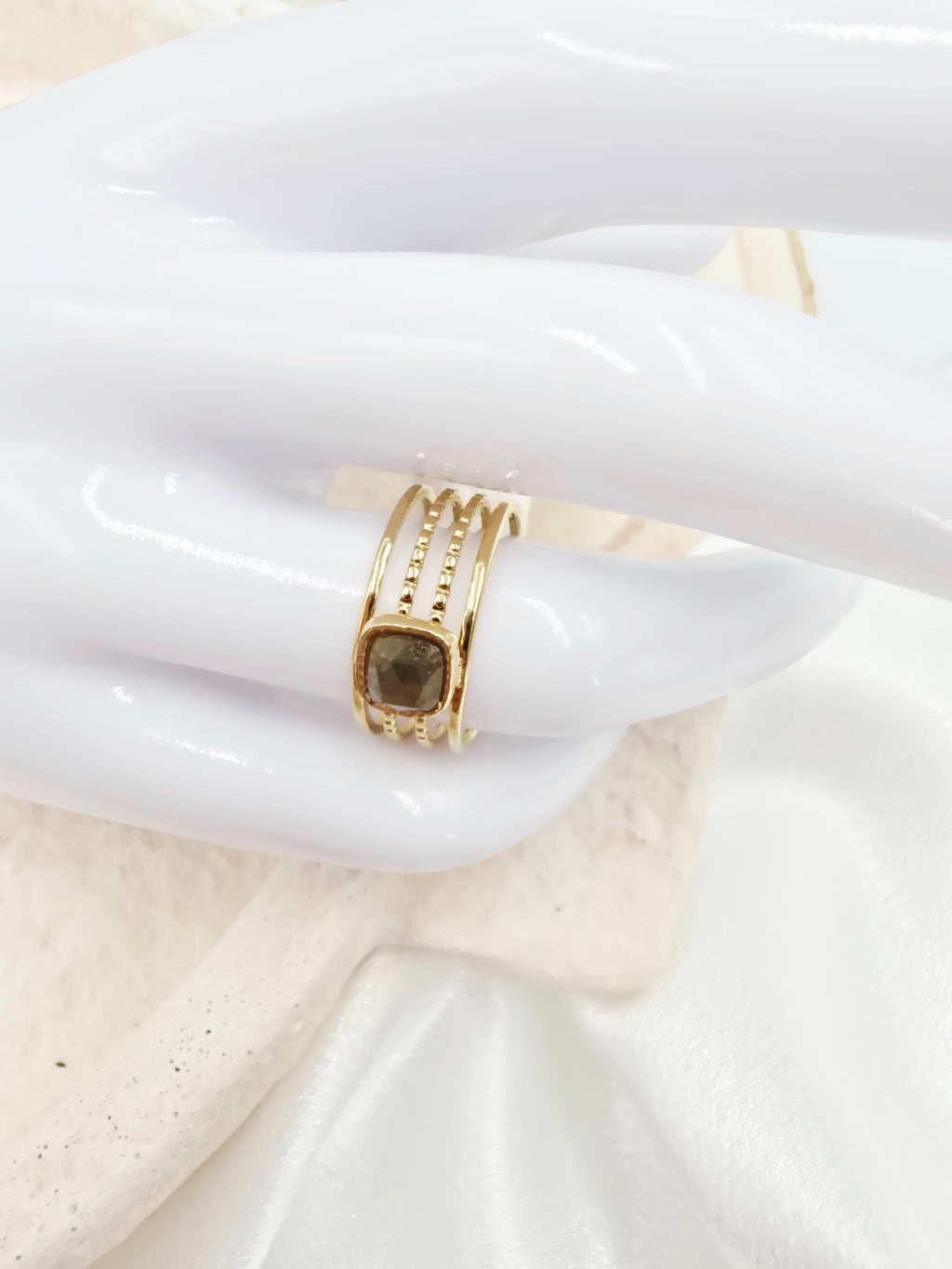 Bague Amaé – 4 Rangs & Pierre Naturelle Carrée