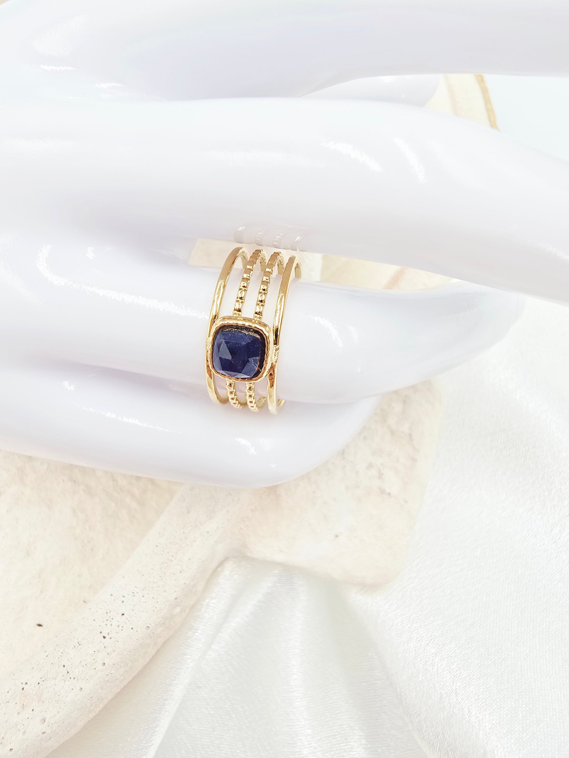 Bague Amaé – 4 Rangs & Pierre Naturelle Carrée