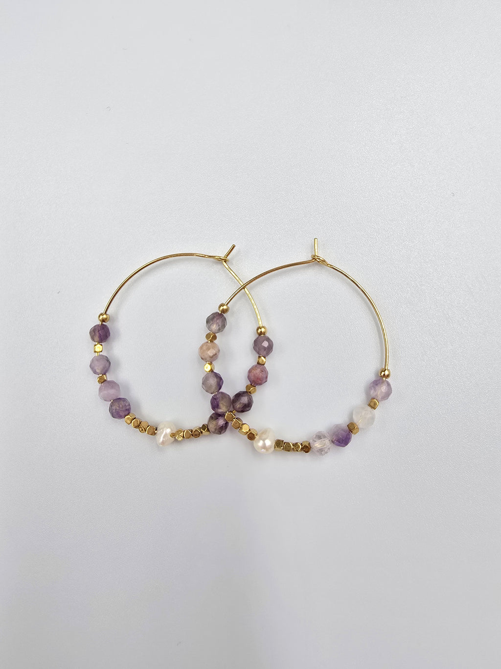 Créoles BOHEMIE – Agate Indienne, Rhodonite ou Améthyste & Perle d'Eau Douce