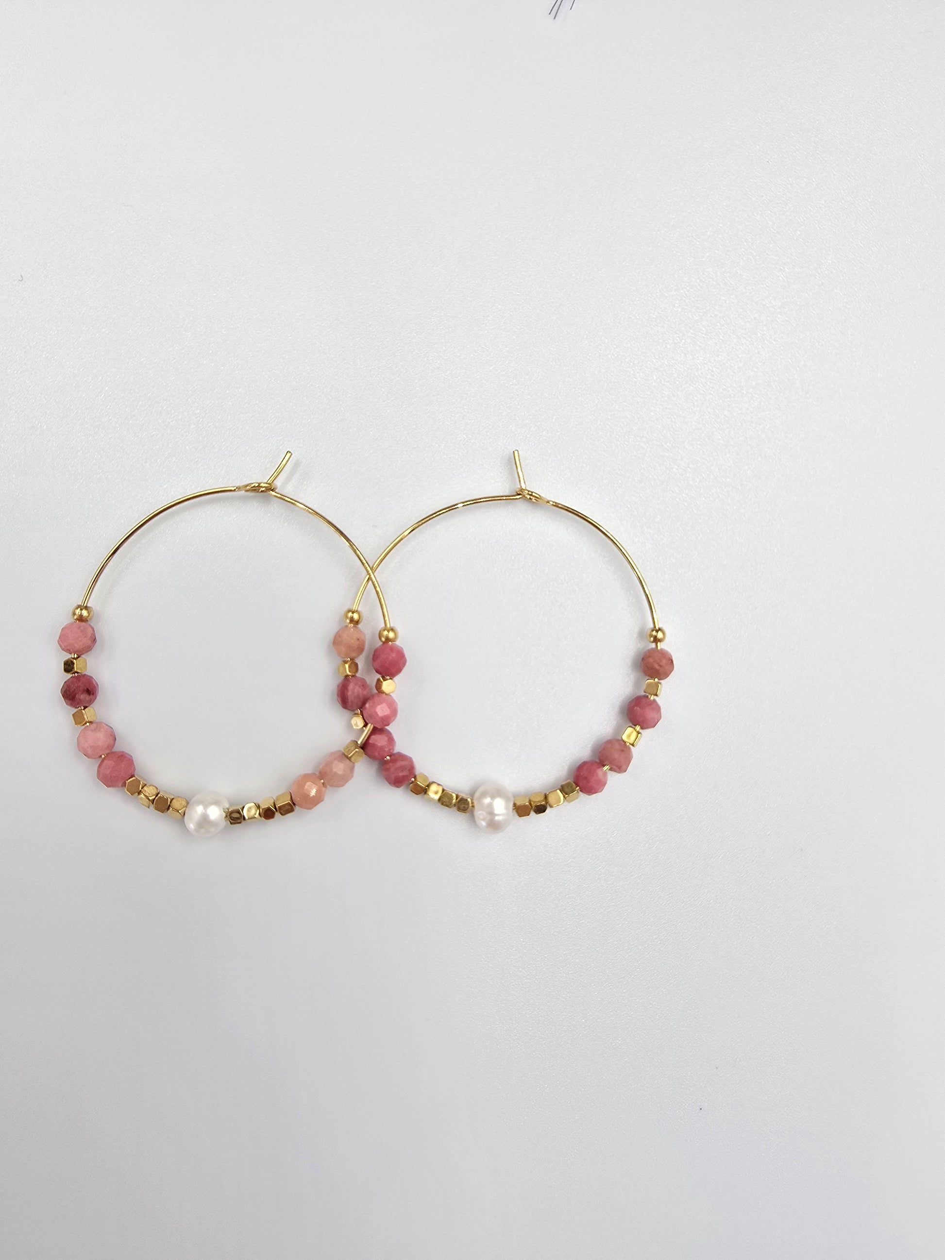 Créoles BOHEMIE – Agate Indienne, Rhodonite ou Améthyste & Perle d'Eau Douce