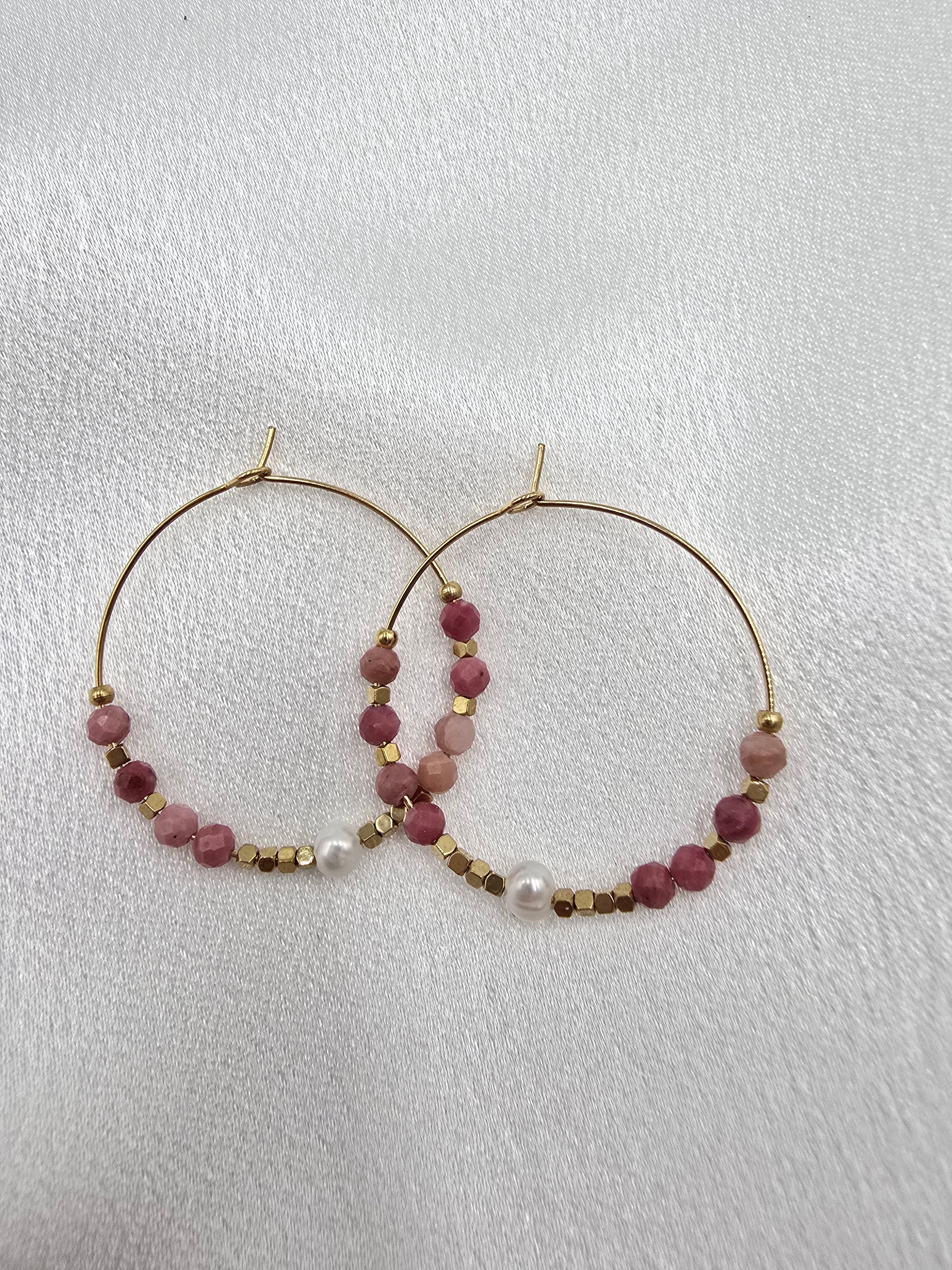 Créoles BOHEMIE – Agate Indienne, Rhodonite ou Améthyste & Perle d'Eau Douce