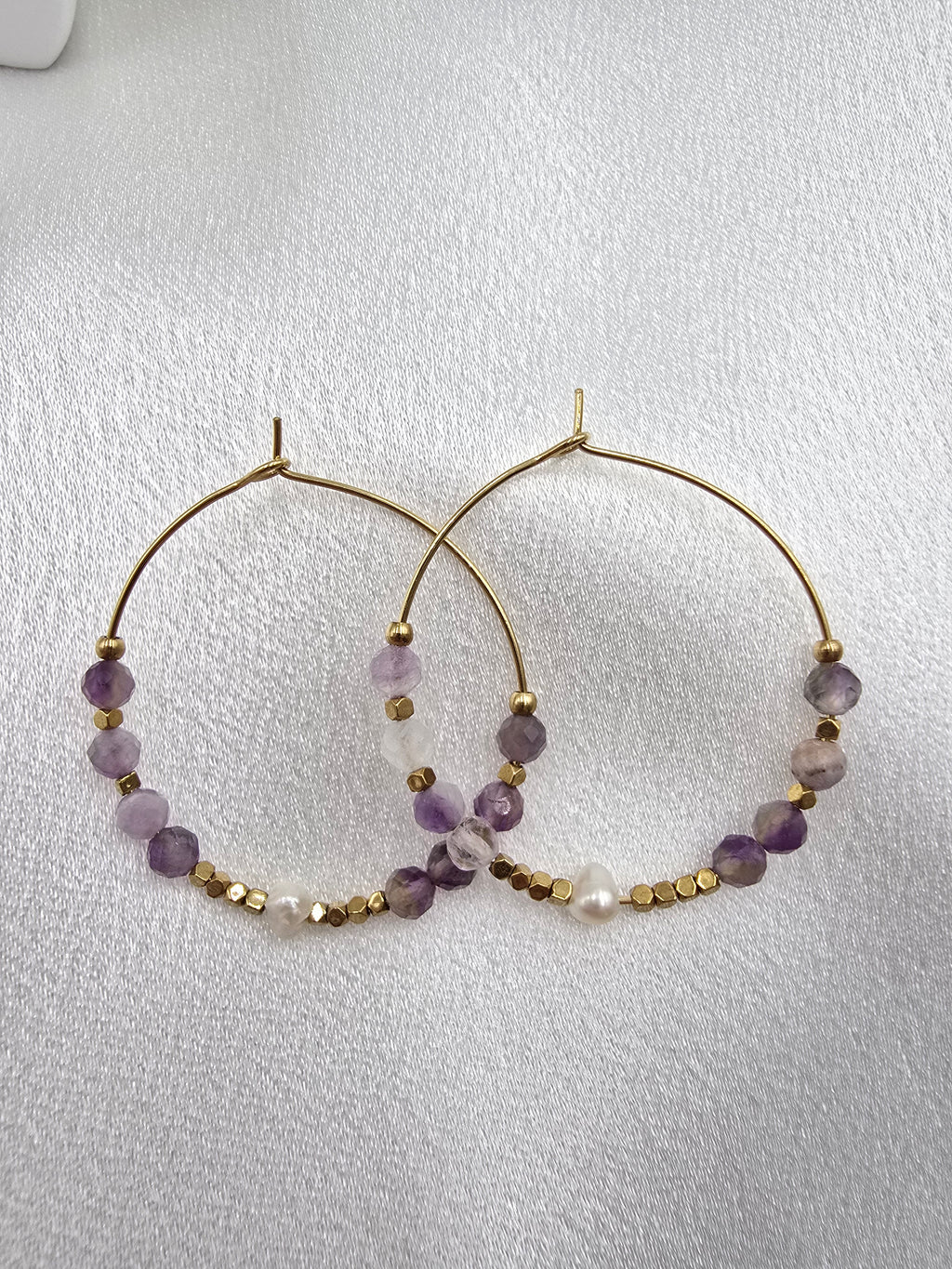 Créoles BOHEMIE – Agate Indienne, Rhodonite ou Améthyste & Perle d'Eau Douce