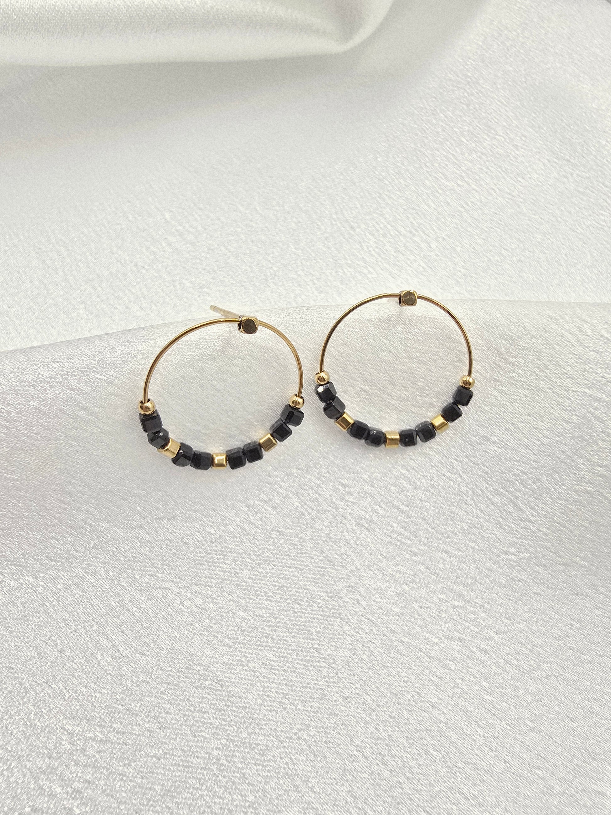 Créoles TIDJI – Onyx Noir ou Tourmaline Colorée
