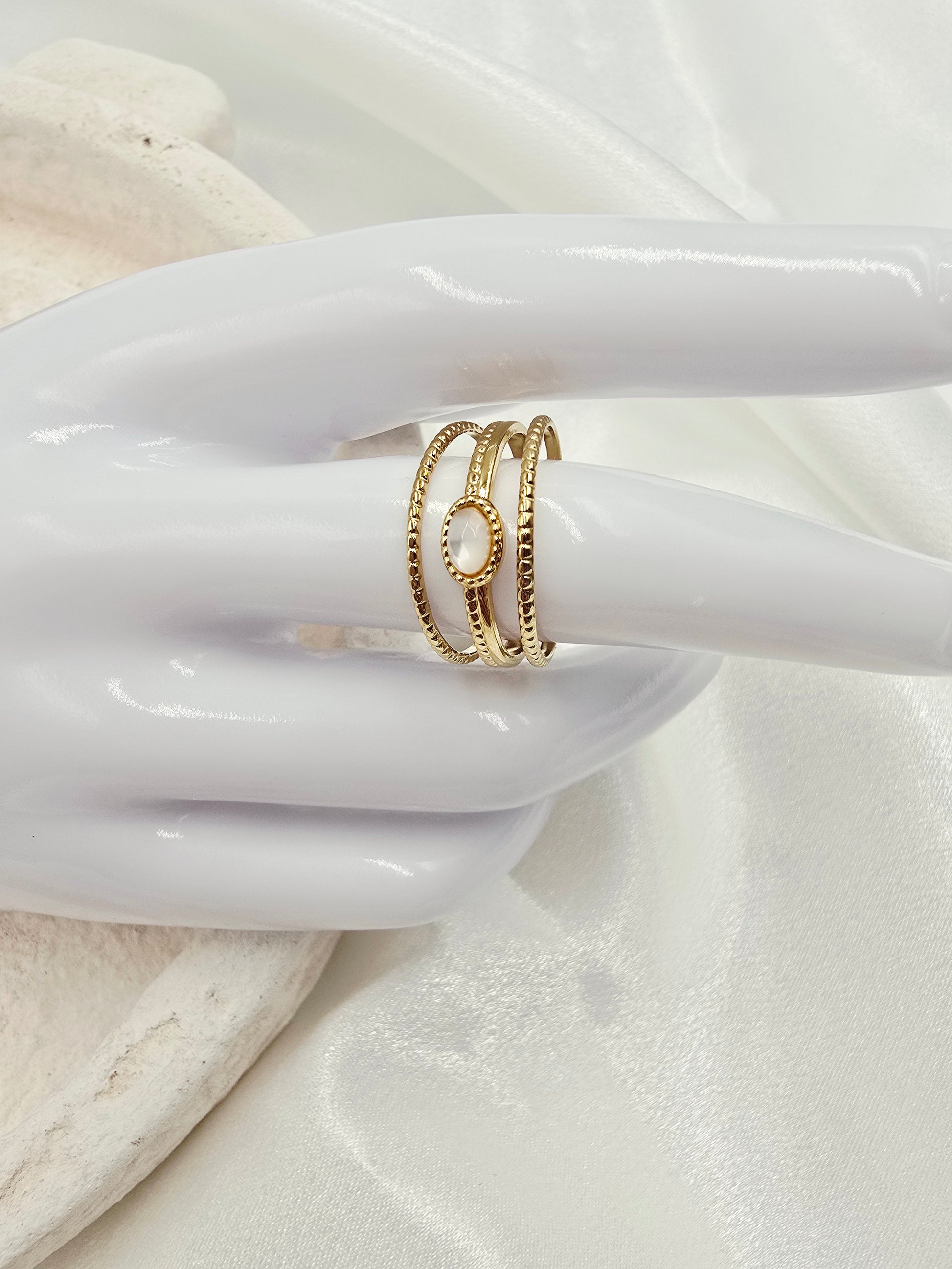 Bague Elisa – 3 Anneaux Striés & Pierre Naturelle Ovale