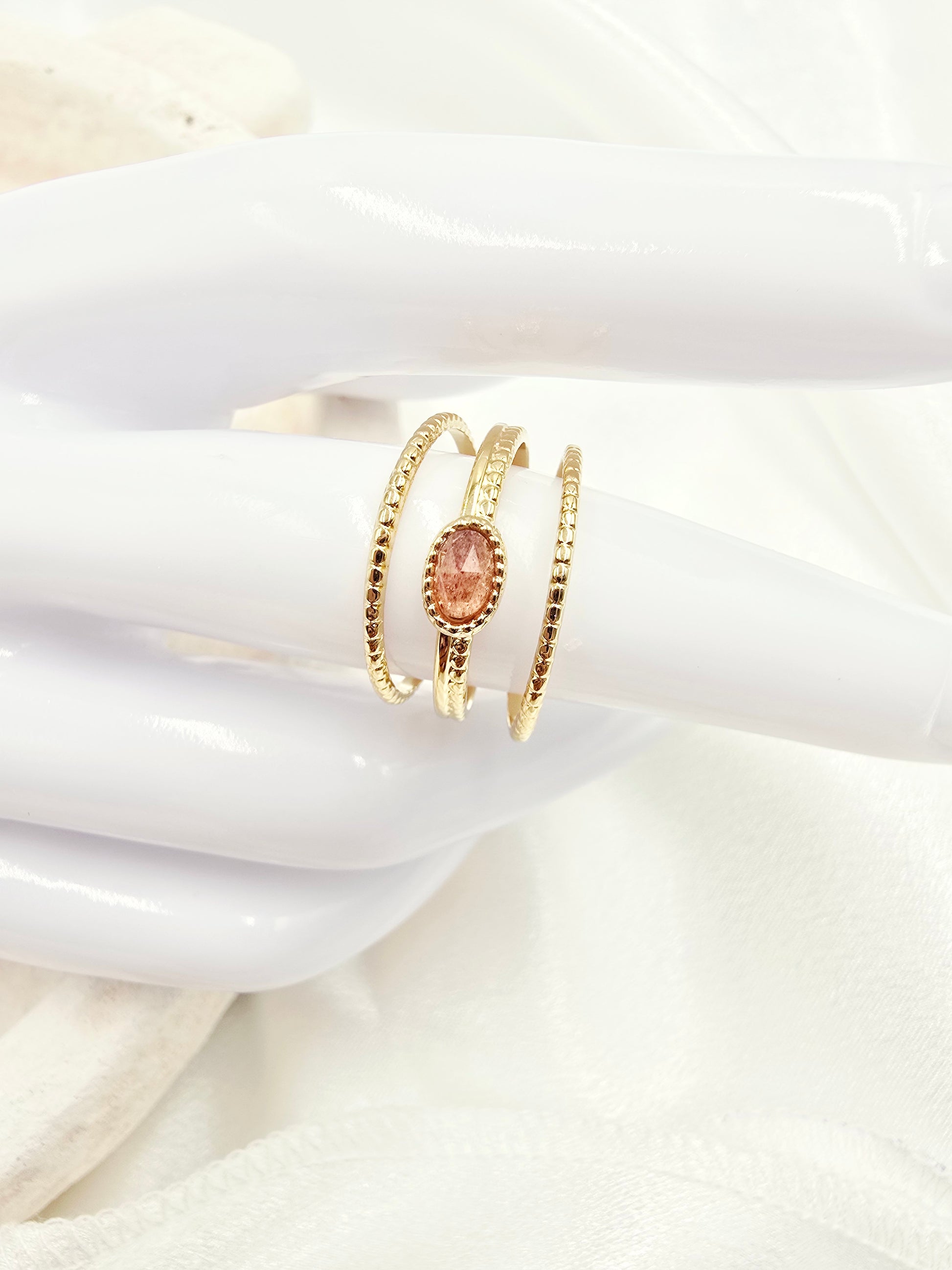 Bague Elisa – 3 Anneaux Striés & Pierre Naturelle Ovale