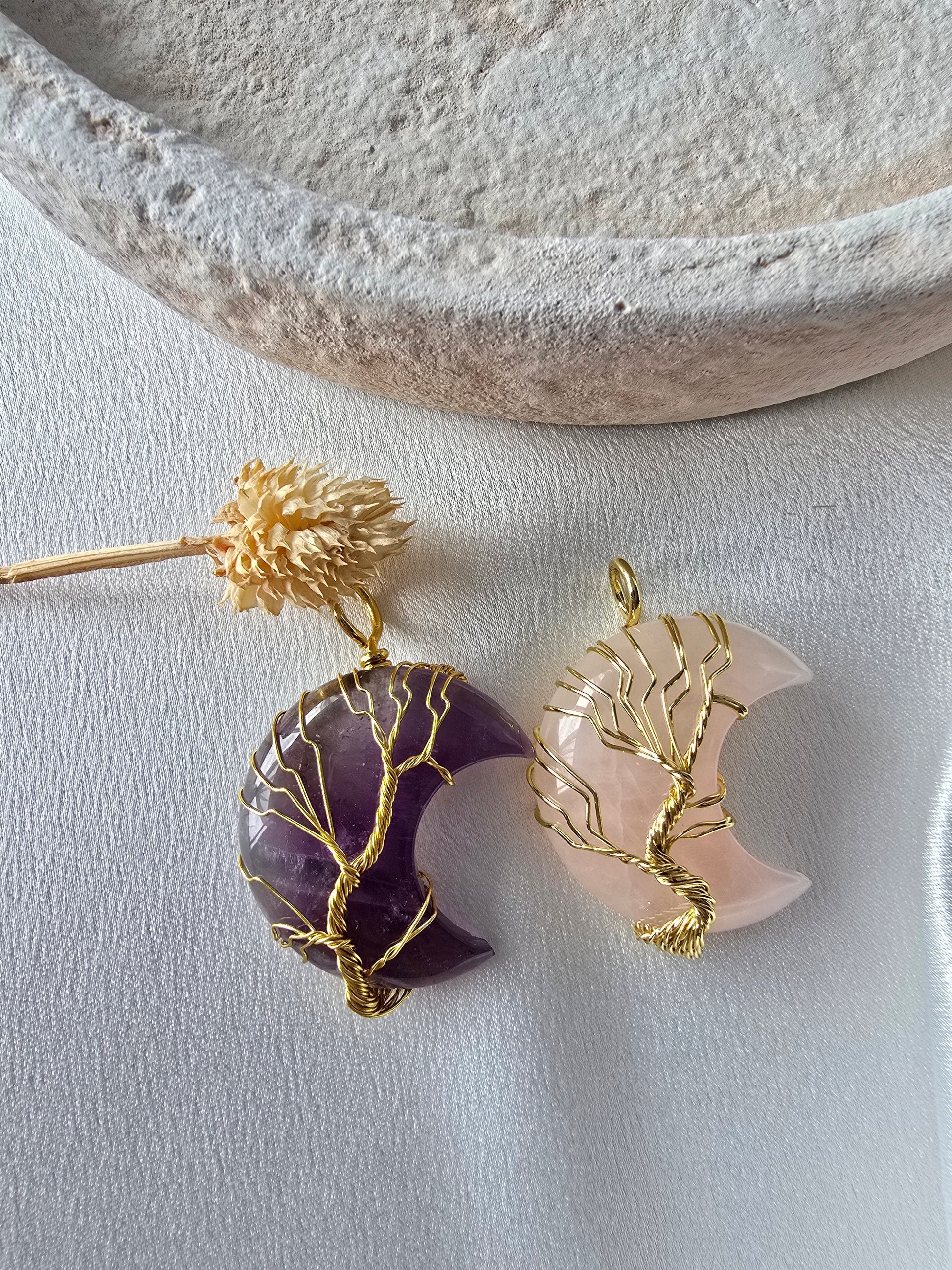 Pendentif Lune Arbre de Vie – Améthyste, Quartz Rose ou Opaline