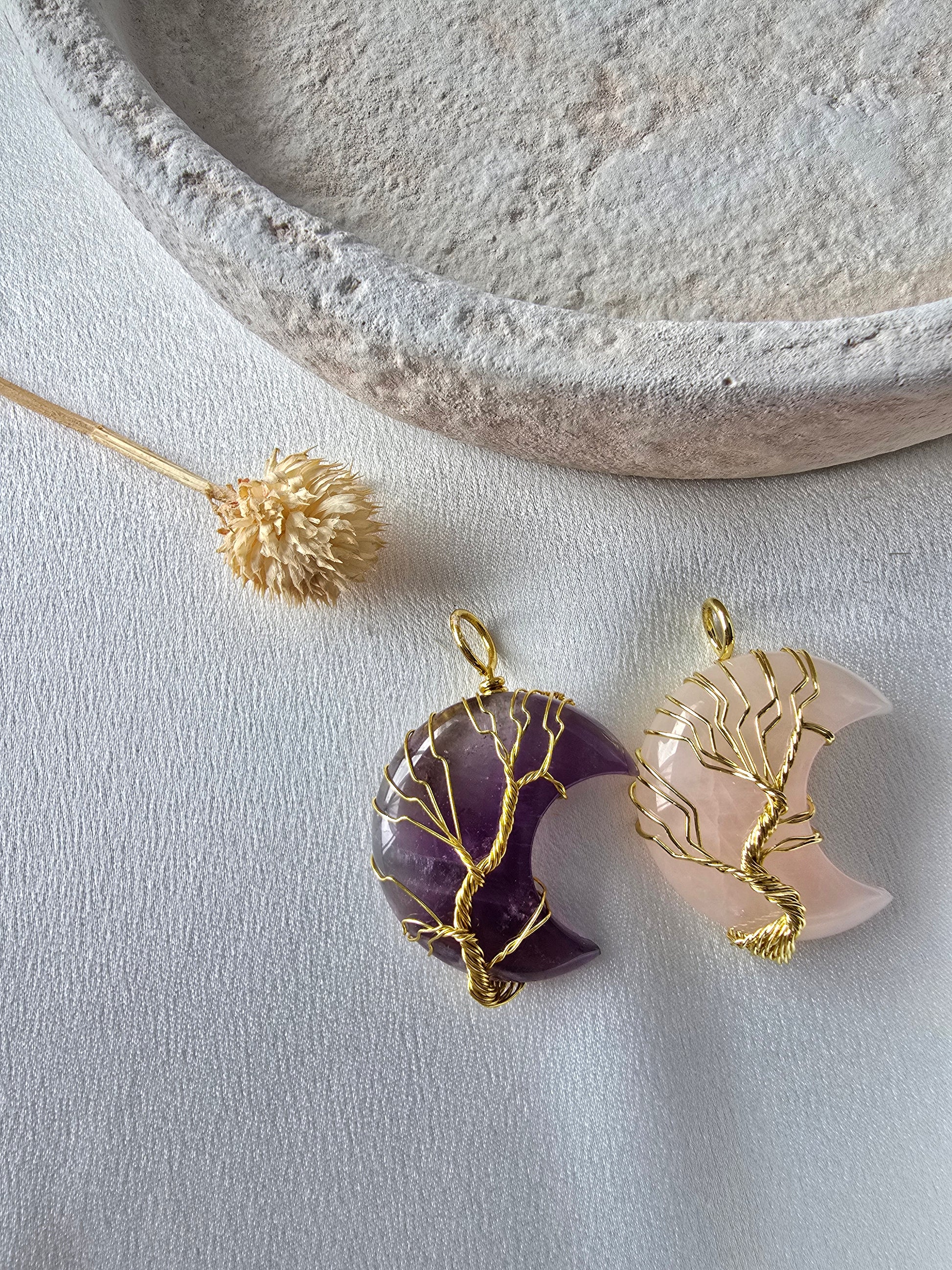 Pendentif Lune Arbre de Vie – Améthyste, Quartz Rose ou Opaline