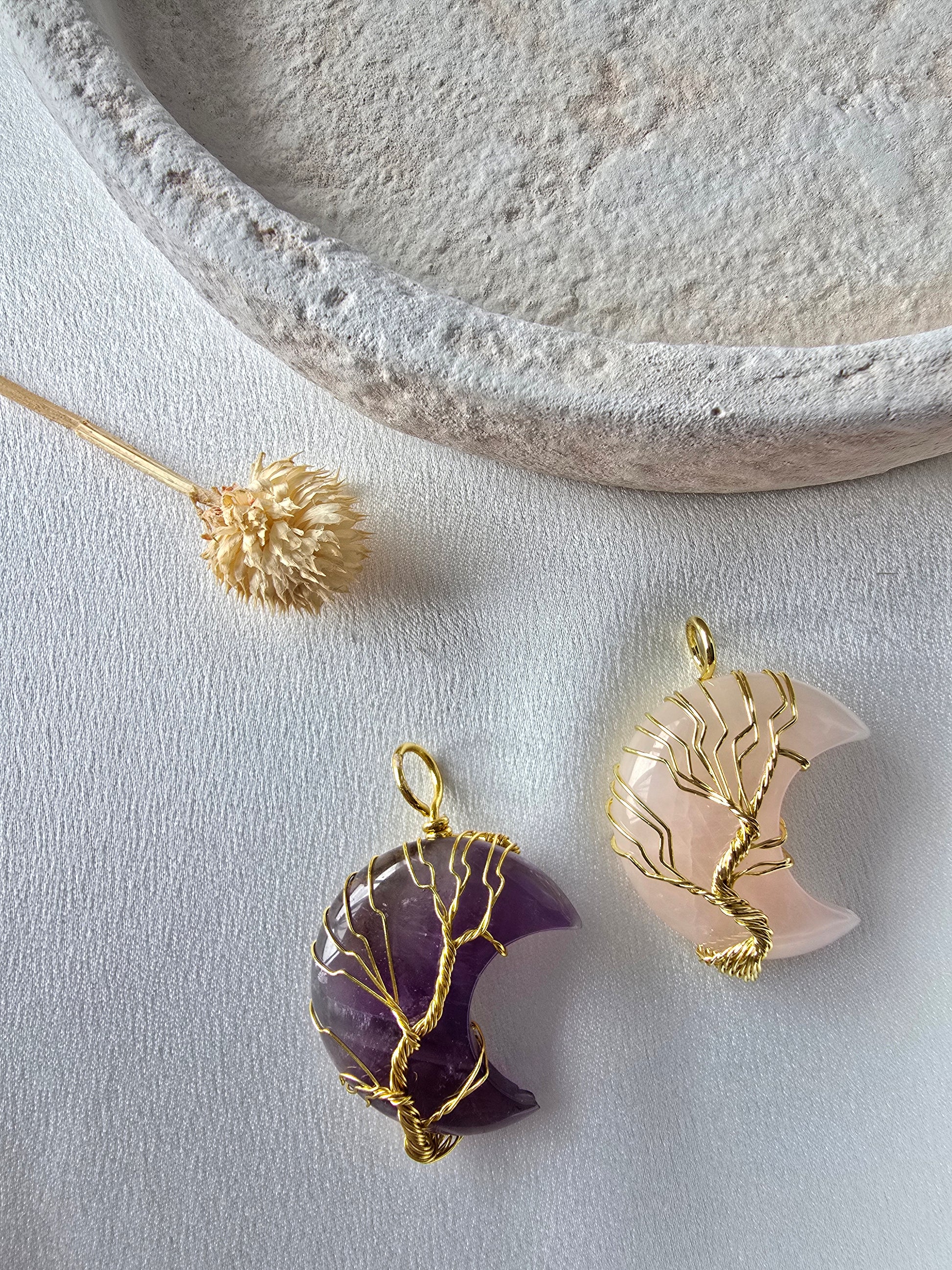 Pendentif Lune Arbre de Vie – Améthyste, Quartz Rose ou Opaline