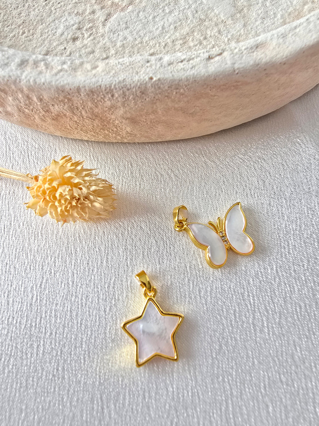 Pendentif Nacre & Acier Doré – Papillon ou Étoile | Bijou Lumineux