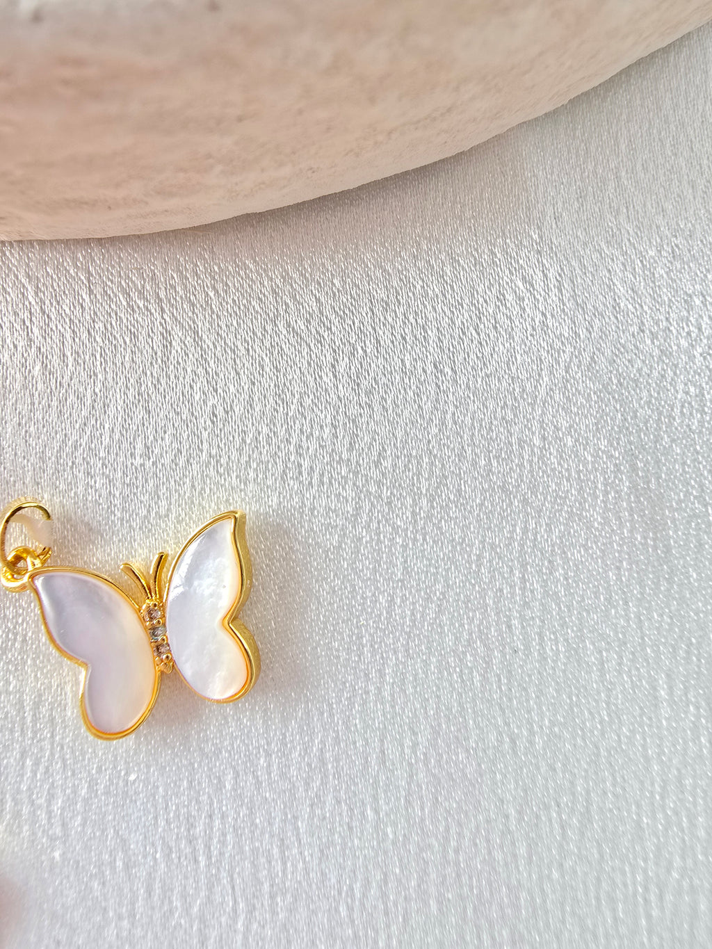Pendentif Nacre & Acier Doré – Papillon ou Étoile | Bijou Lumineux