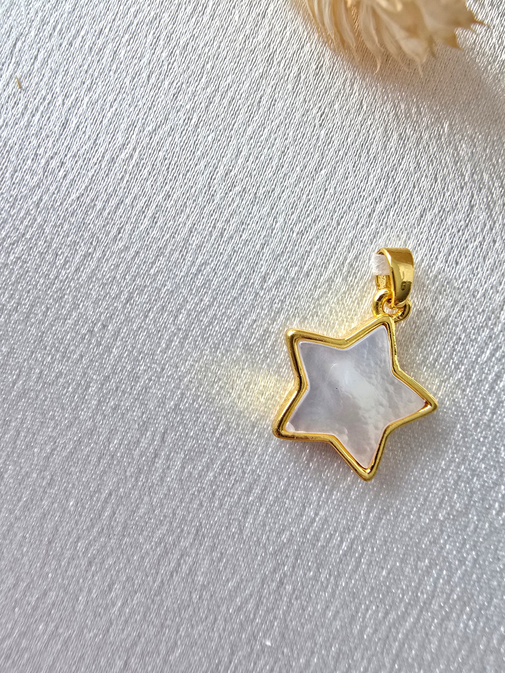 Pendentif Nacre & Acier Doré – Papillon ou Étoile | Bijou Lumineux