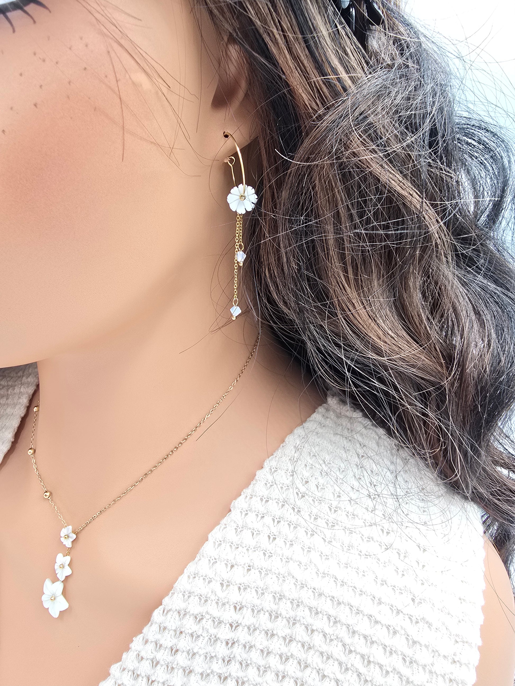 Collier Éline – Triple Fleur Nacre & Chaîne Dorée