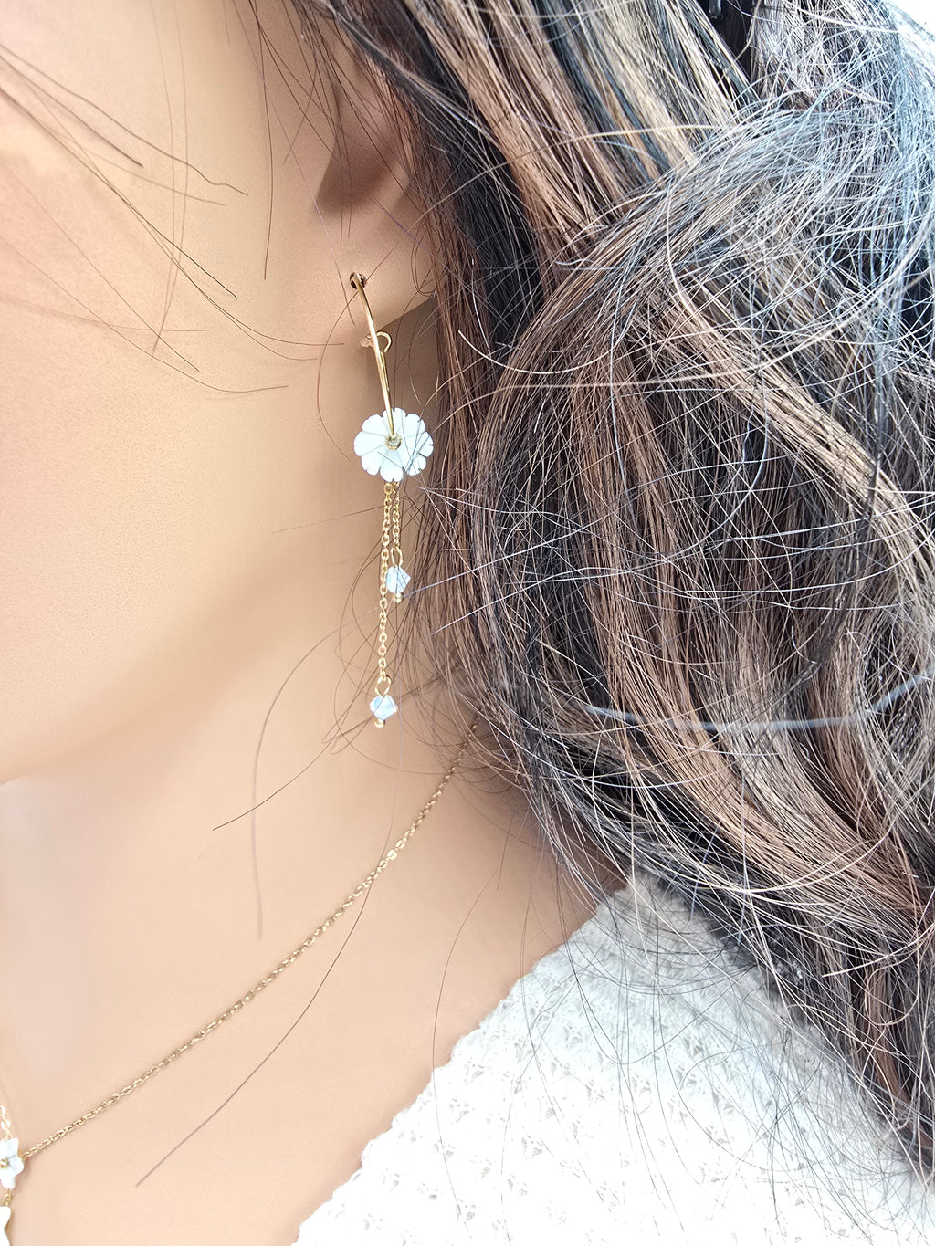 Boucles d'Oreilles ELINE | Créole Fleur Nacrée & Chaînes Cristaux | Or et Âme Bijoux