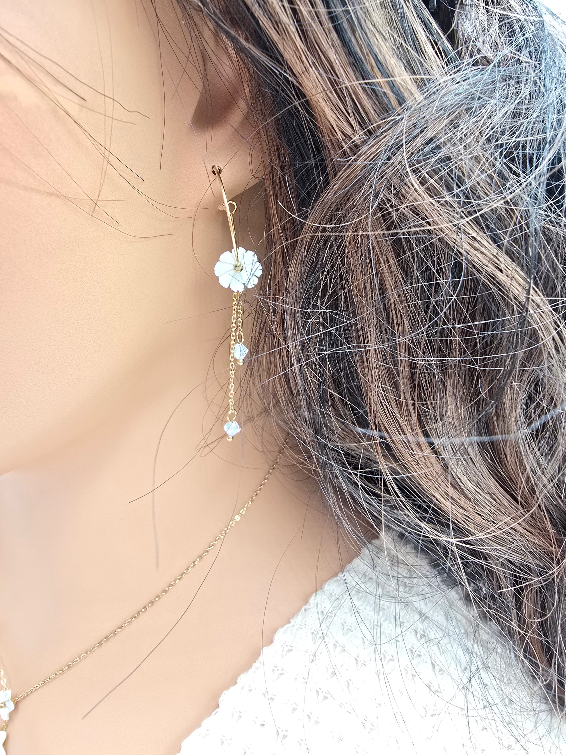 Boucles d'Oreilles ELINE | Créole Fleur Nacrée & Chaînes Cristaux | Or et Âme Bijoux