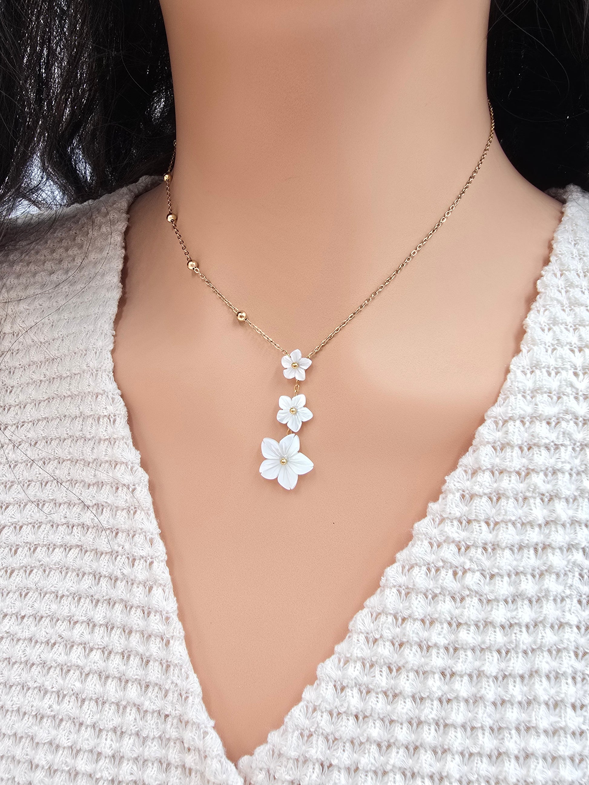 Collier Éline – Triple Fleur Nacre & Chaîne Dorée