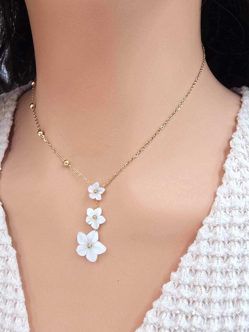 Collier Éline – Triple Fleur Nacre & Chaîne Dorée